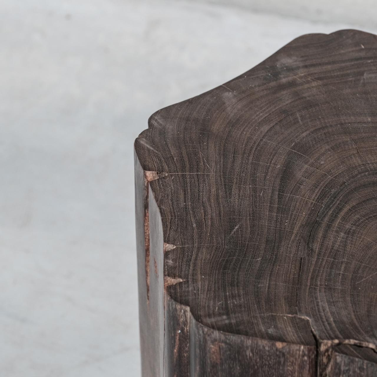 Milieu du XXe siècle Paire de tables d'appoint Primitive Belgique en bois massif en vente