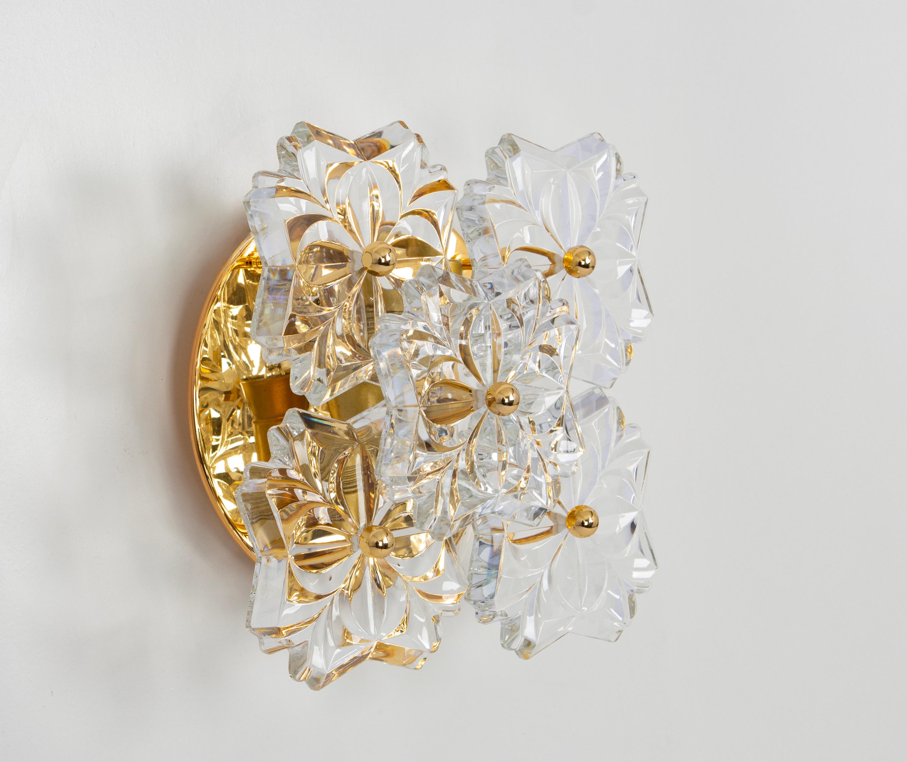 Laiton Paire d'appliques Sölken en laiton doré et verre de cristal, Allemagne, années 1970 en vente