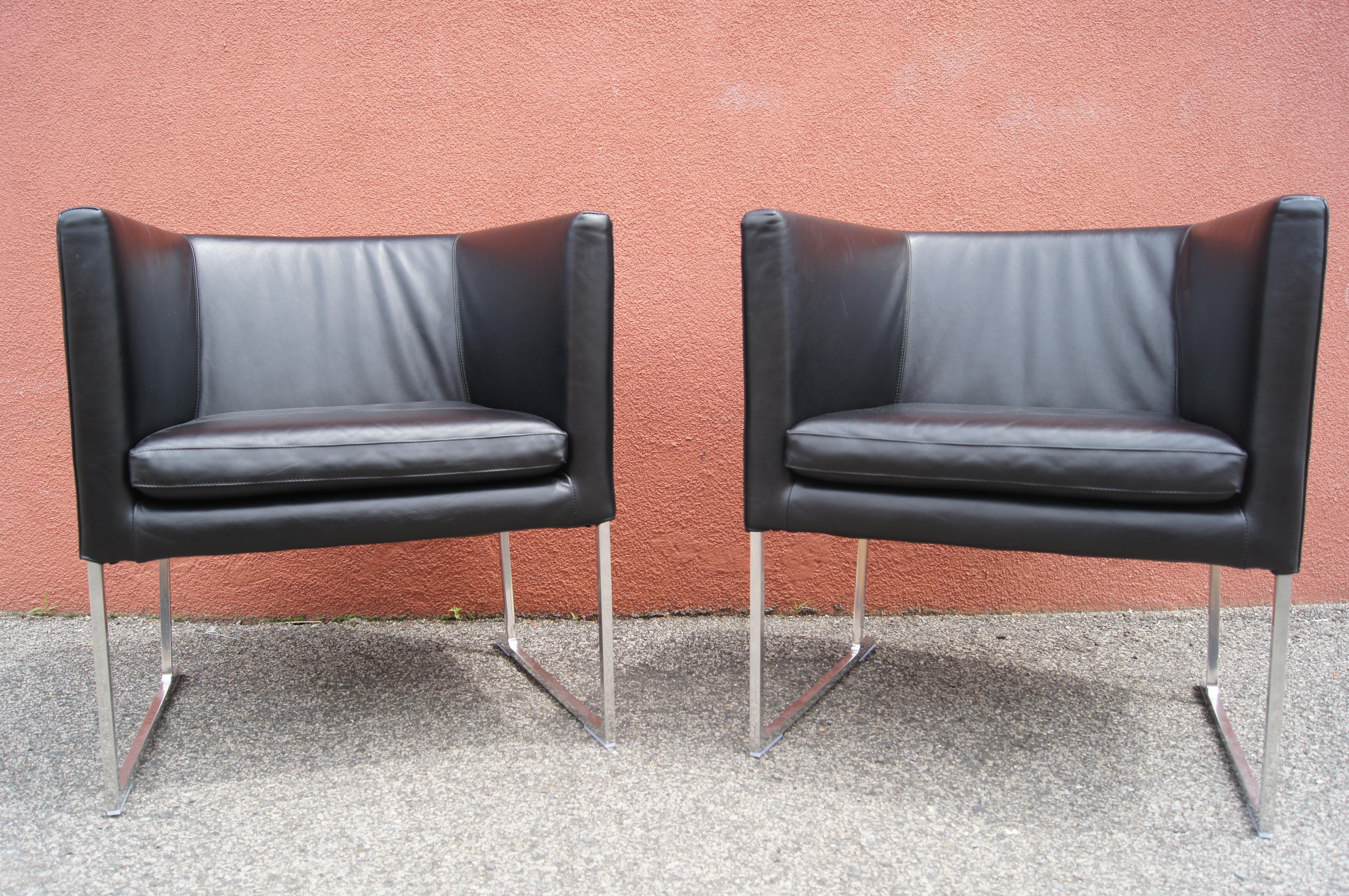 Designed by Antonio Citterio for B&B Italia/Maxalto, the Solo armchair features a lightweight die-cast aluminum frame with an inclined back. The commodious seat creates a beautiful contrast with the slender but sturdy chromed legs. This pair is