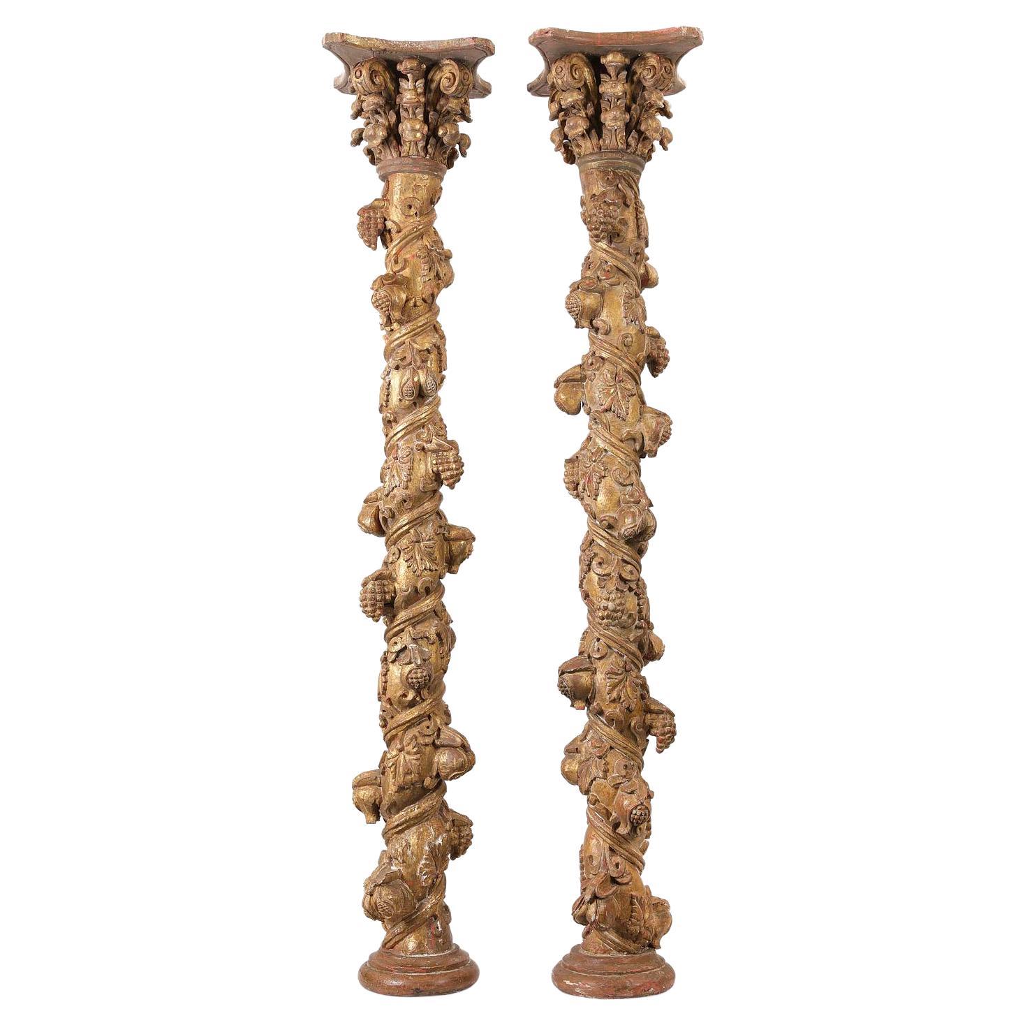 Paire de colonnes coloniales solomoniques sculptées et dorées en vente
