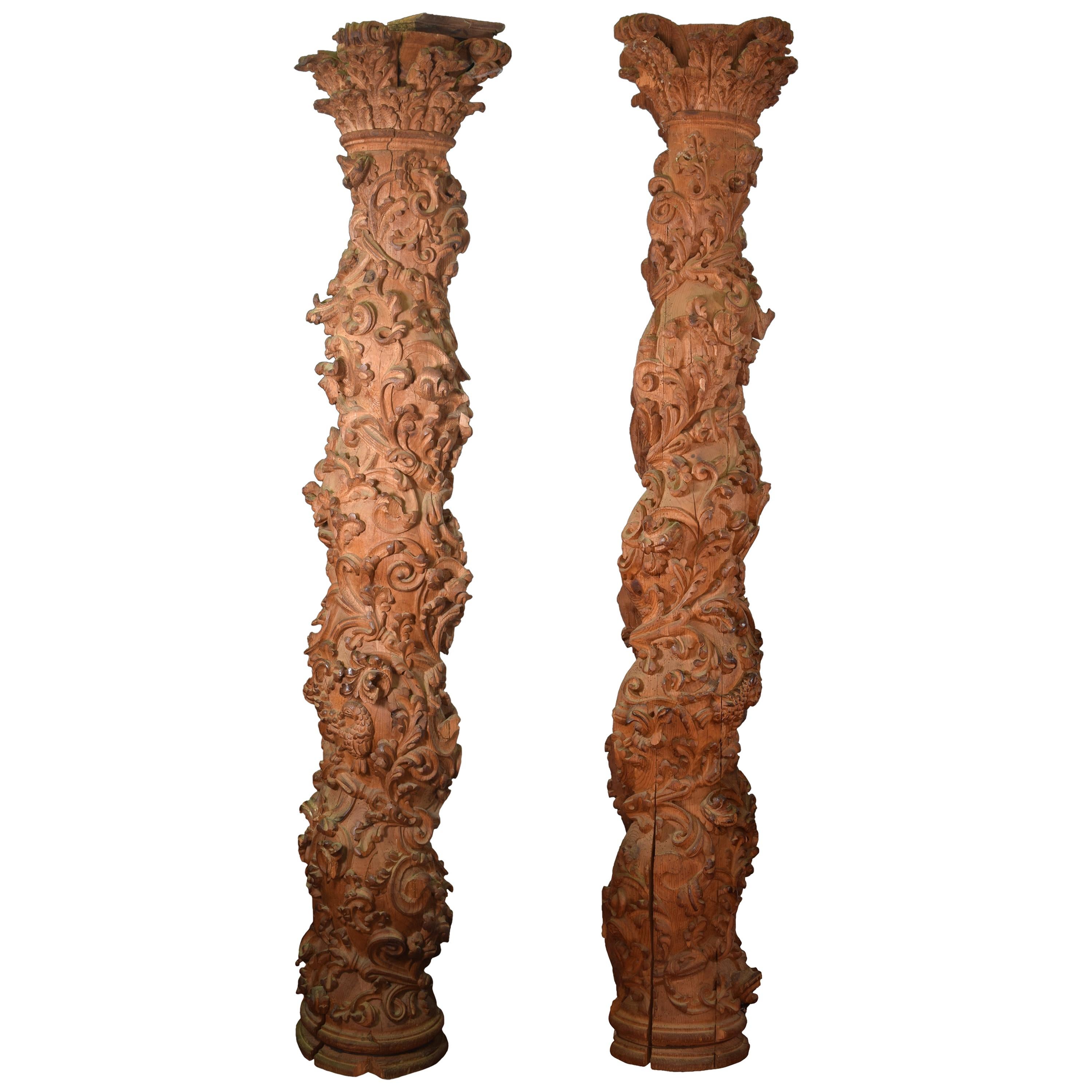 Paire de colonnes solomoniques en bois de pin, 17ème siècle