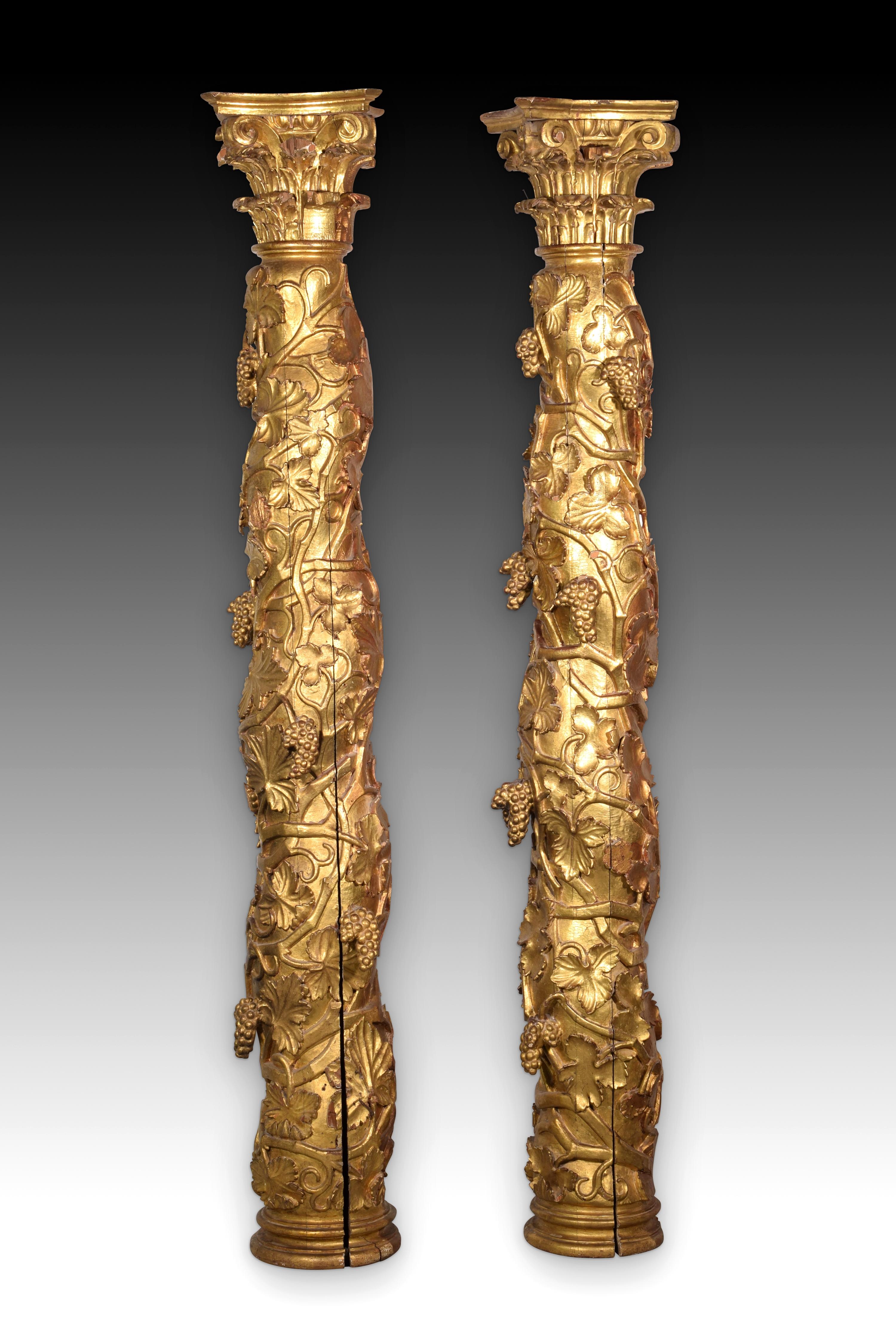 Paire de colonnes solomoniques. Bois sculpté et doré. Espagne, vers la seconde moitié du XVIIe siècle. 
Paire de colonnes en bois sculpté et doré composée d'une base simple à moulures lisses, du fût solomonique décoré de branches avec feuilles de