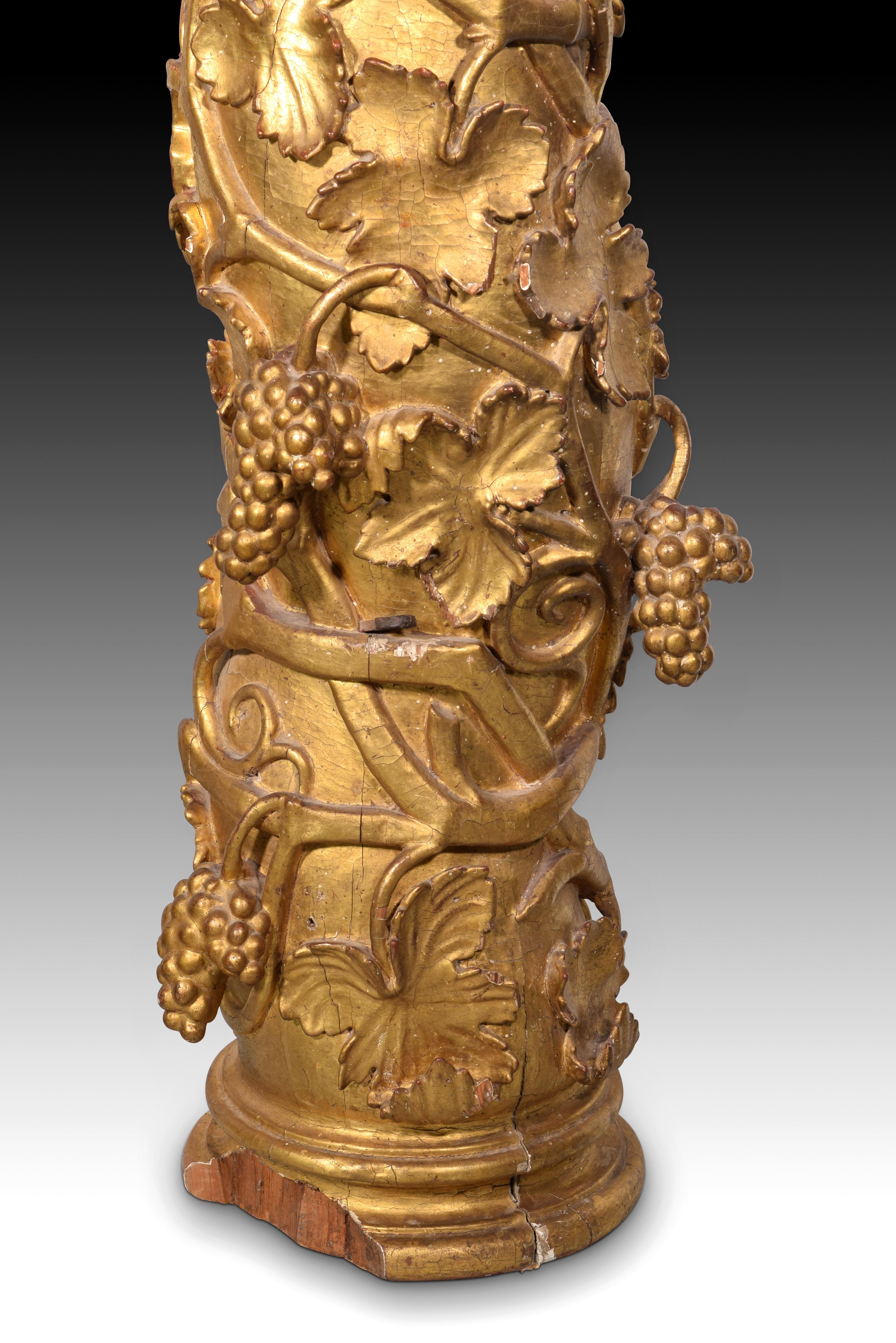 Pair of solomonic columns. Wood. Spain, circa second half 17th century. In Fair Condition In Madrid, ES