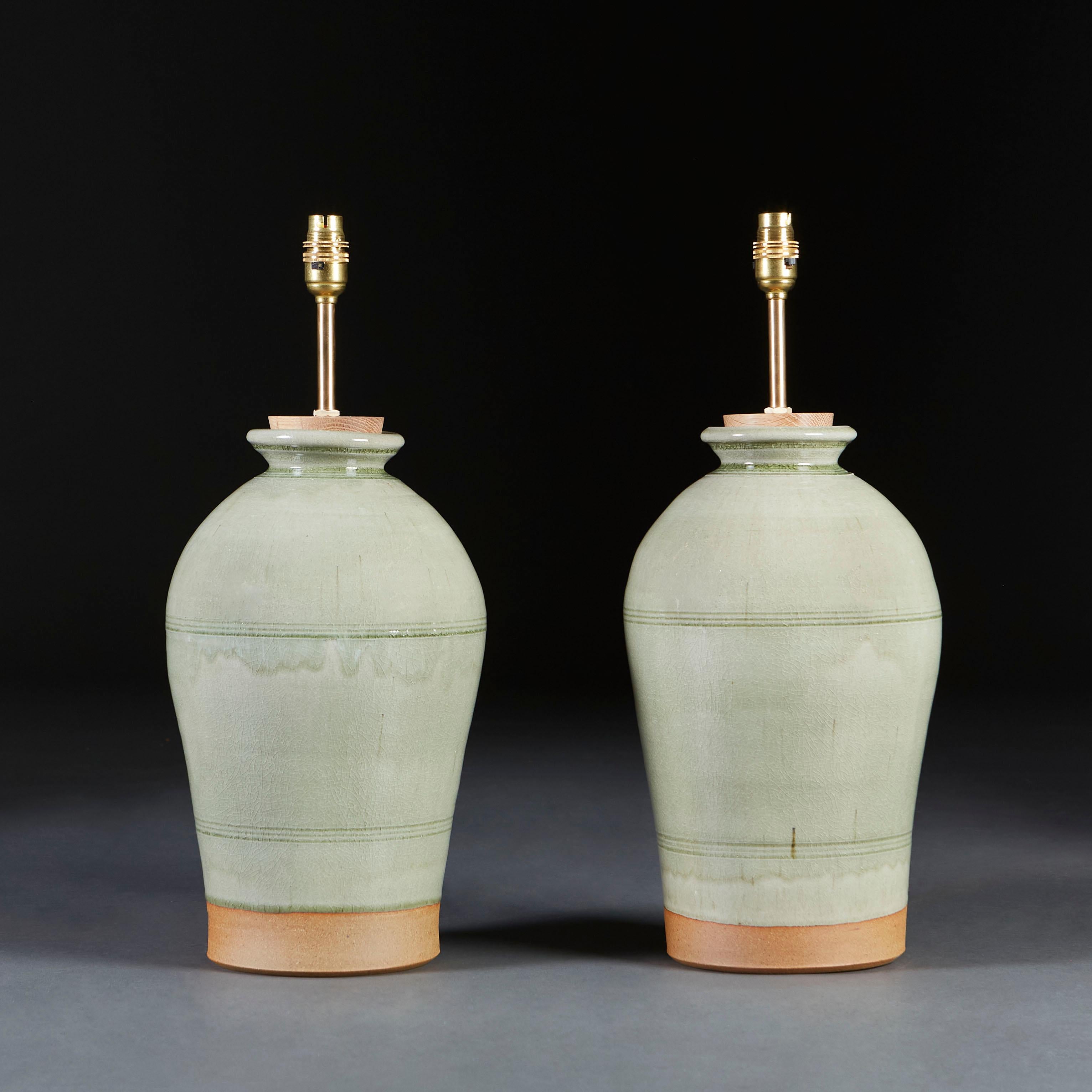 Un grande vaso a forma di balaustro con smalto Celadon lucido. I barattoli sono rifiniti con un tappo in rovere decapato e raccordi in ottone lucido.

Attualmente è cablato per il Regno Unito. 

Paralumi non inclusi.