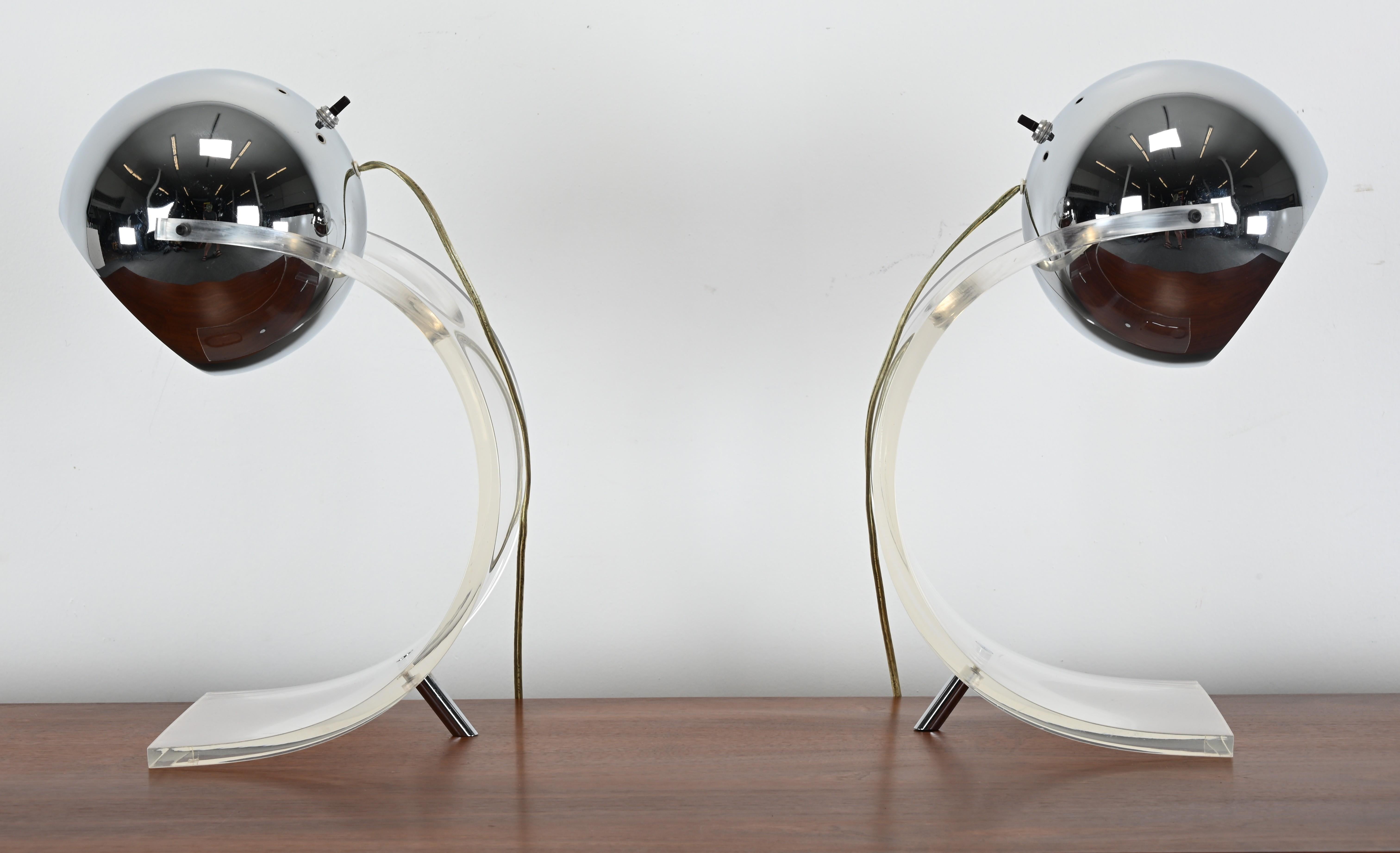 Pareja de lámparas de mesa Sonneman Space Age de cromo y lucita, años 70 en venta 10