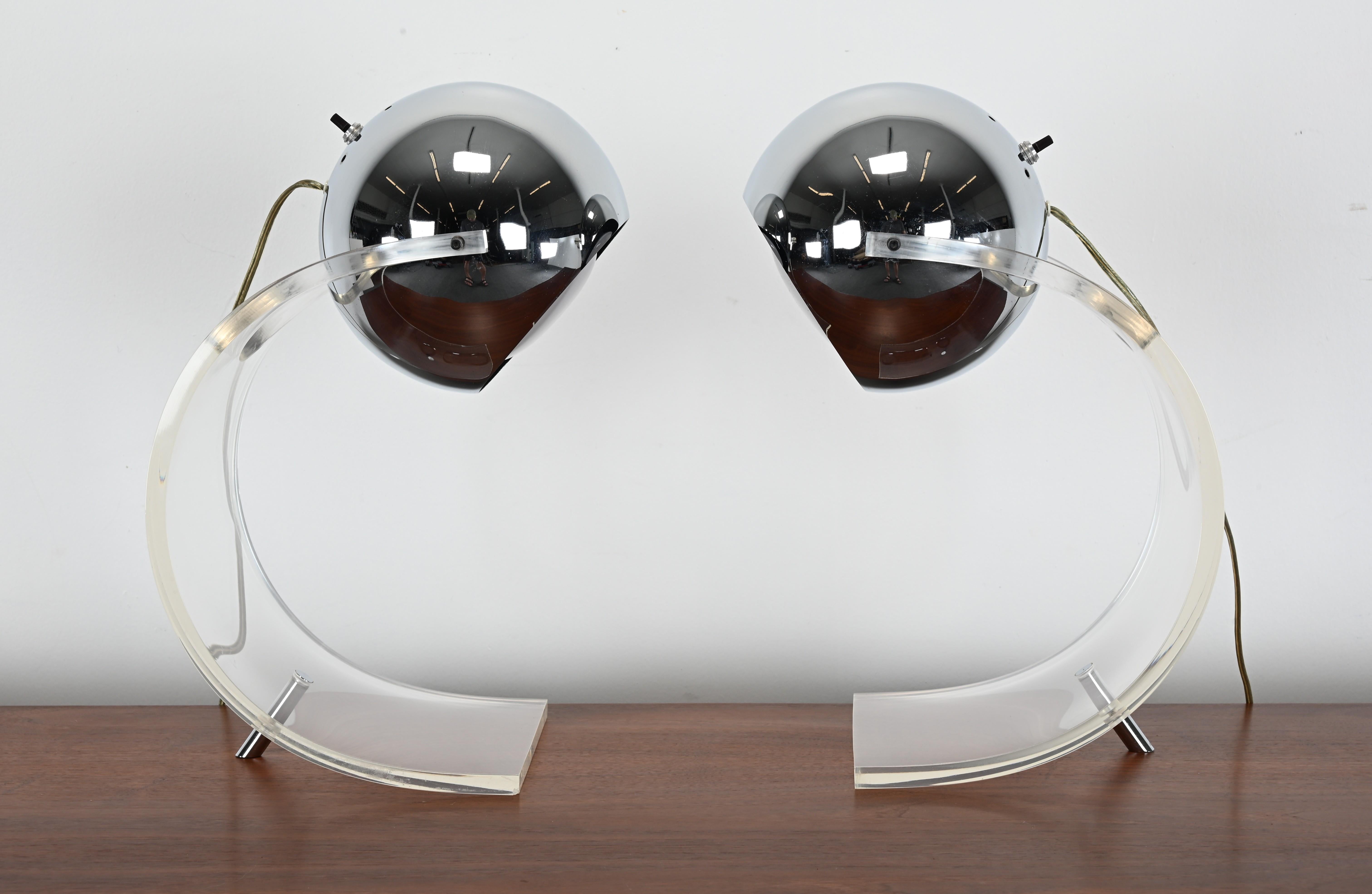Pareja de lámparas de mesa Sonneman Space Age de cromo y lucita, años 70 en venta 11