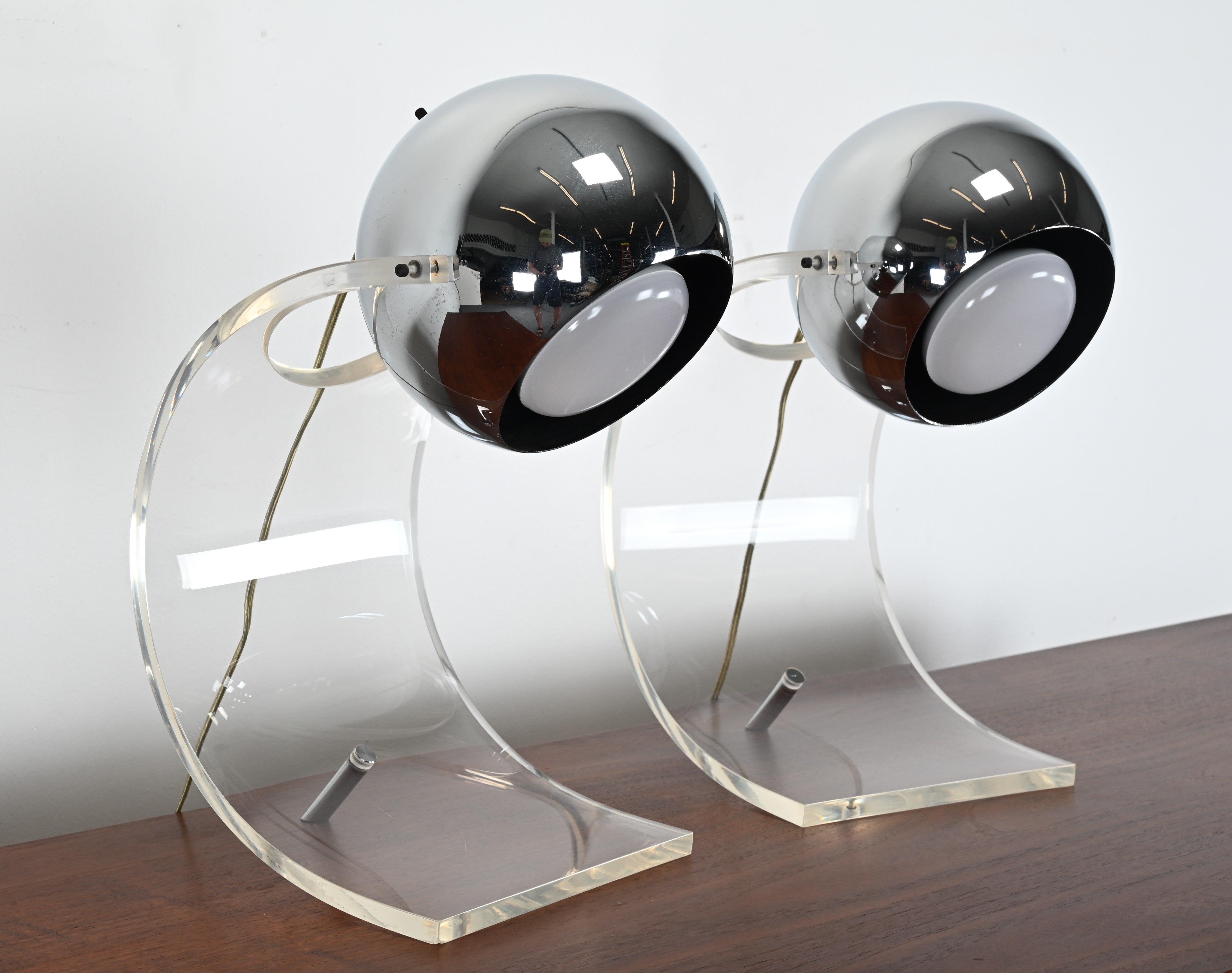 Pareja de lámparas de mesa Sonneman Space Age de cromo y lucita, años 70