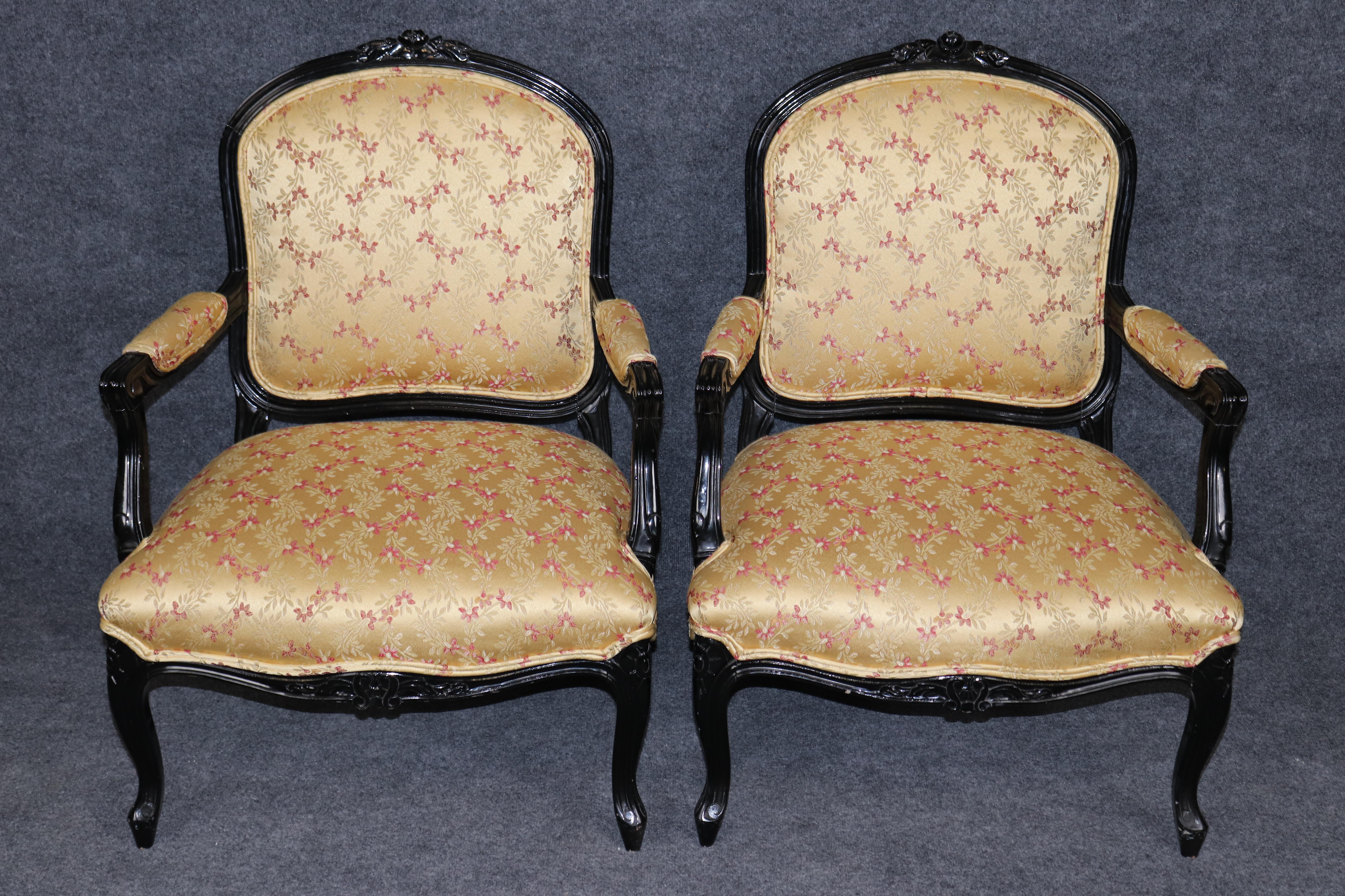 Questa splendida coppia di poltrone Luigi XV francesi ebanizzate è splendidamente intagliata e rappresenta una forte dichiarazione di design. Le sedie sono in buone condizioni e presentano solo qualche piccolo graffio alla finitura, che verrà