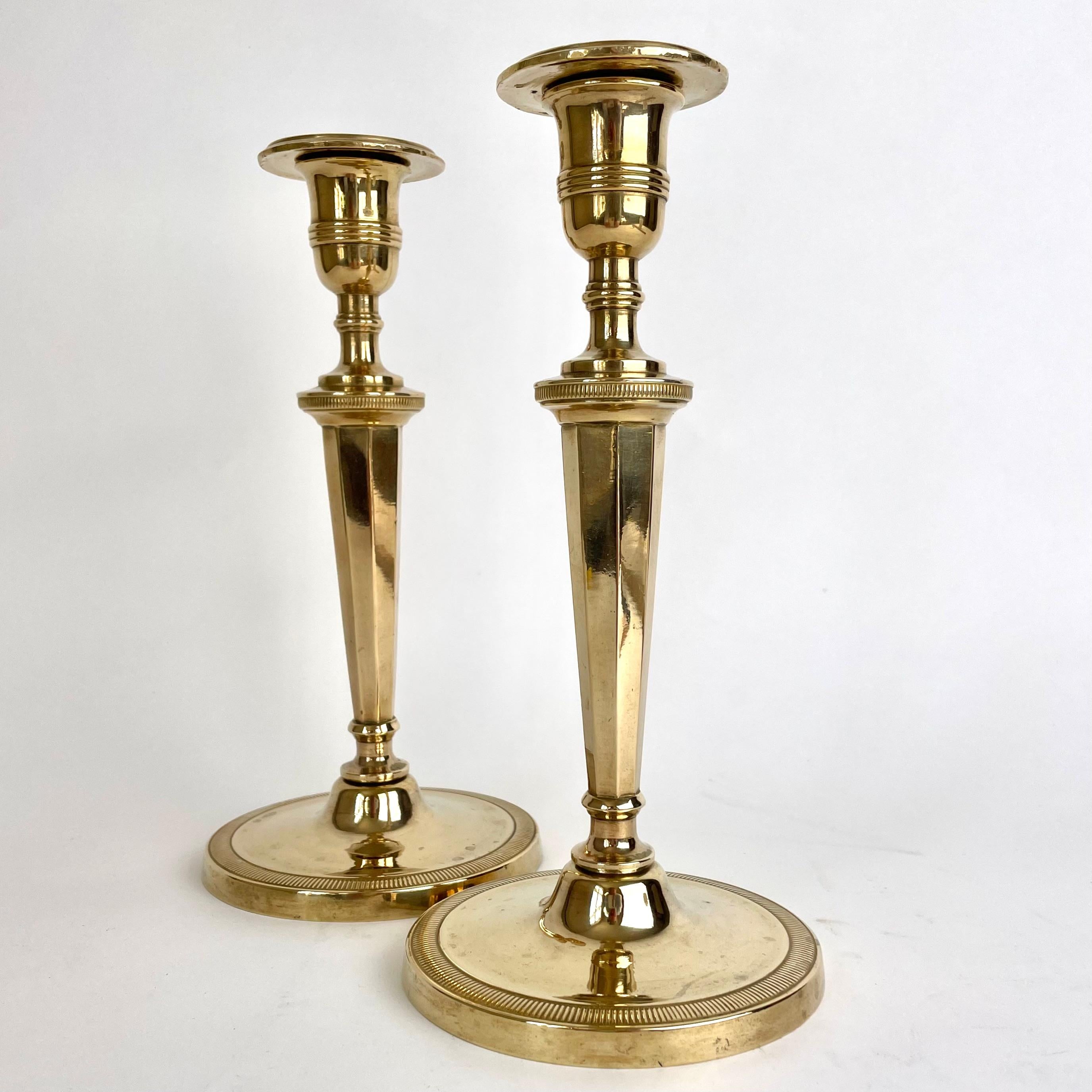 French Pair of Sophisticated Gilt Bronze Candlesticks, Directoire circa 1795 For Sale