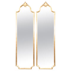 Paire de miroirs étroits sophistiqués en bois doré de style Louis XV, vers 1940