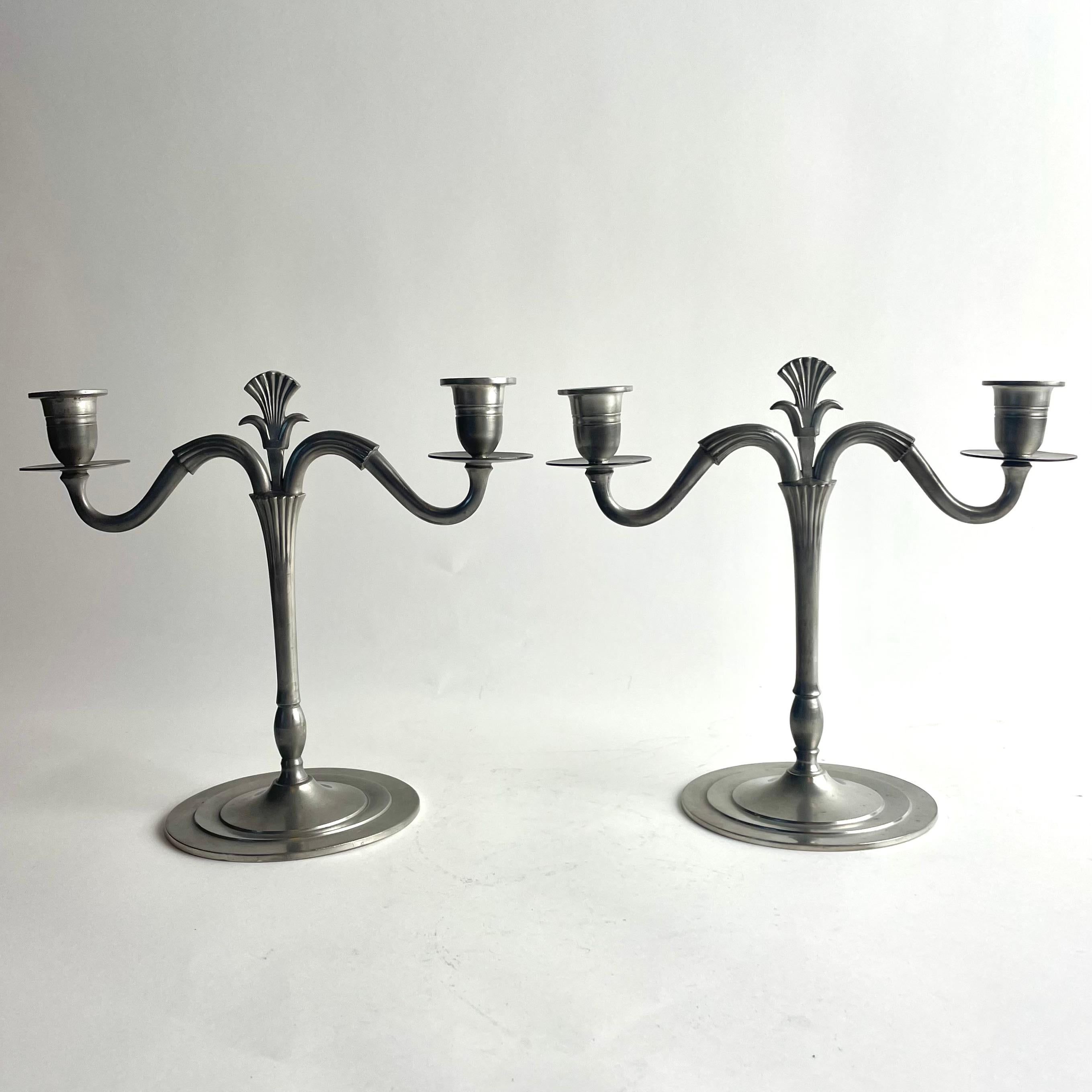 Coppia di sofisticati candelabri in peltro, Swedish Grace, 1931

Una raffinata e splendida coppia di candelabri in peltro, realizzati nel 1931 (E8) da Eskilstuna Metallindustri, Svezia. Con eleganti bracci scanalati, dettagli a ventaglio e una