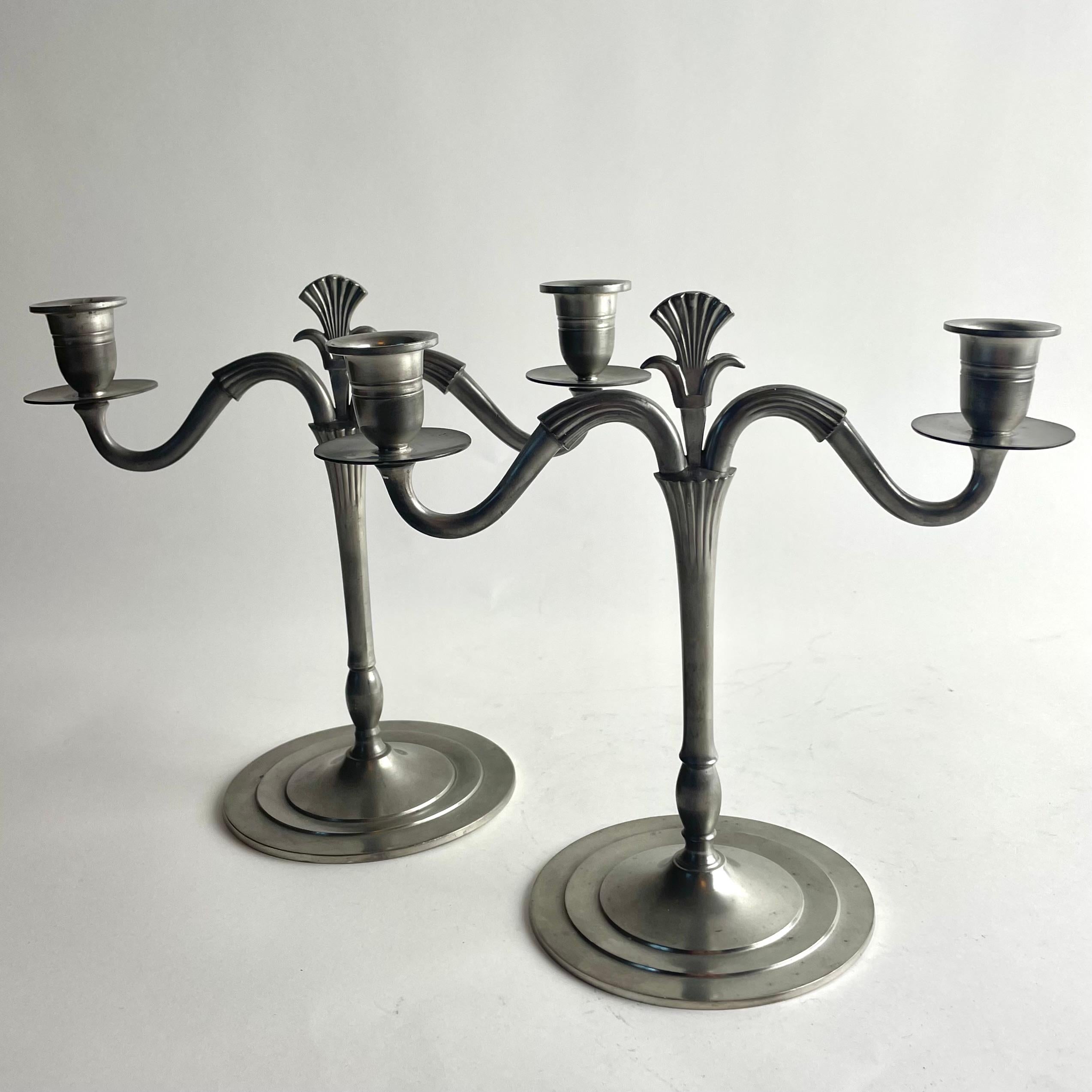Art Déco Coppia di sofisticati candelabri in peltro, Swedish Grace, 1931 in vendita