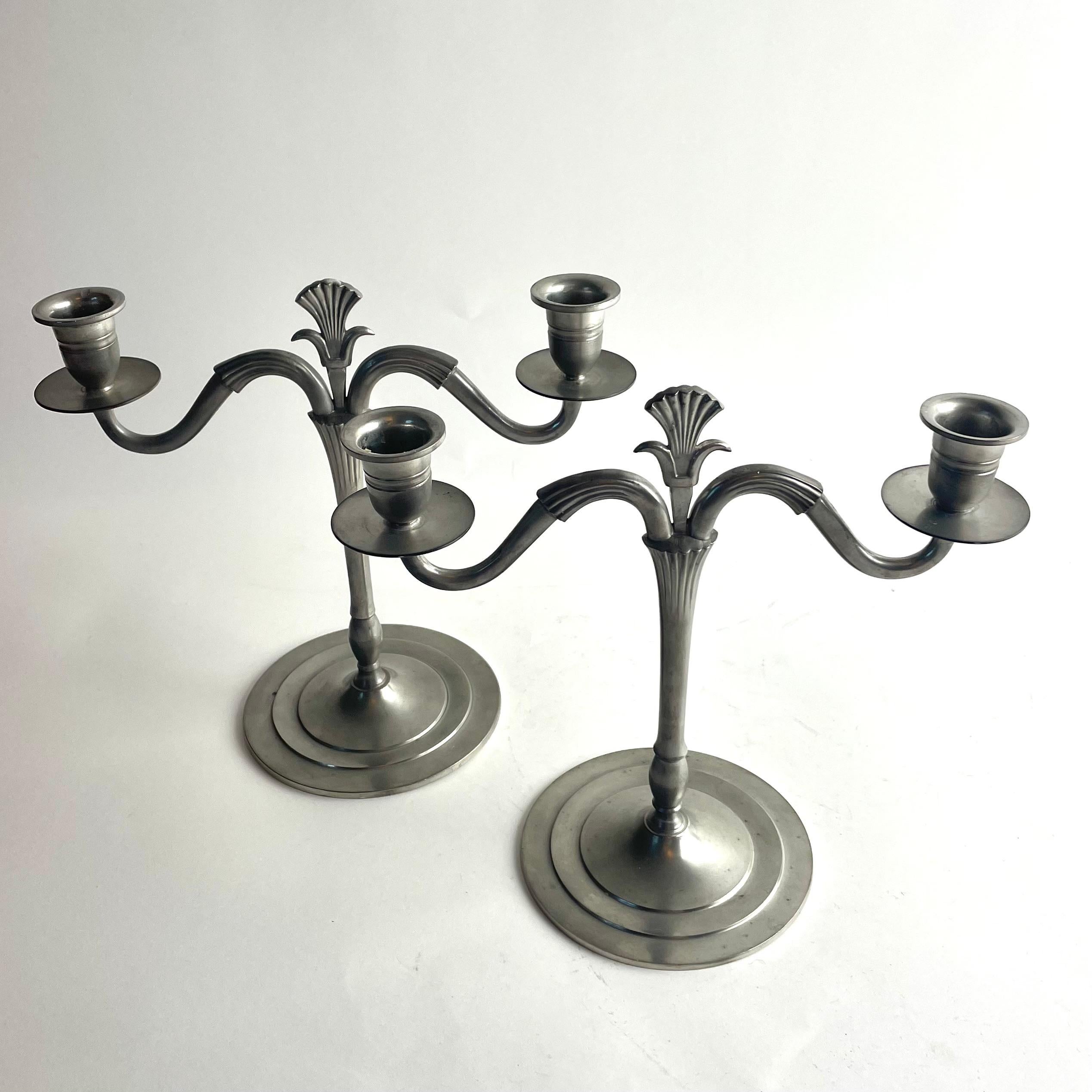 Svedese Coppia di sofisticati candelabri in peltro, Swedish Grace, 1931 in vendita