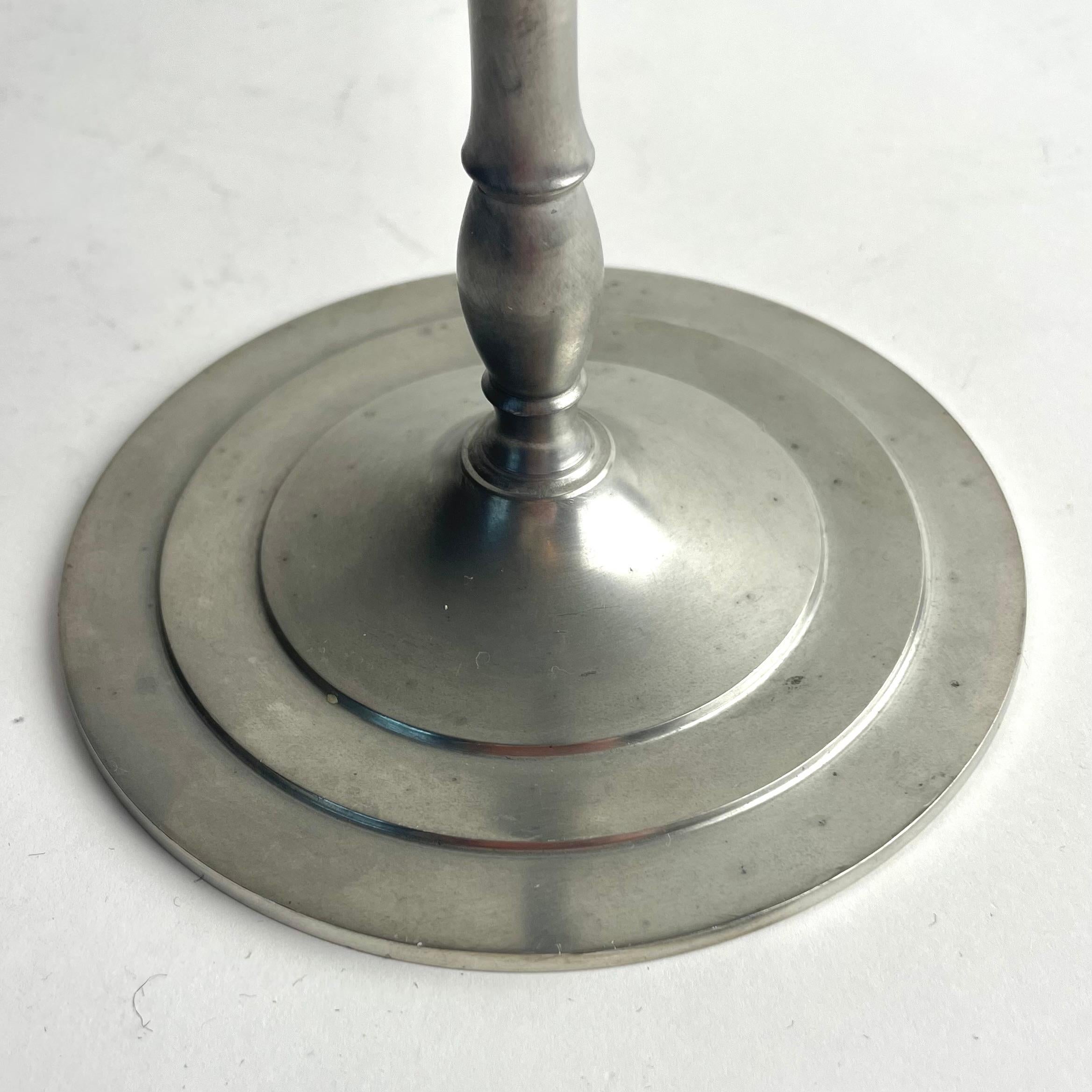 Coppia di sofisticati candelabri in peltro, Swedish Grace, 1931 In condizioni buone in vendita a Knivsta, SE
