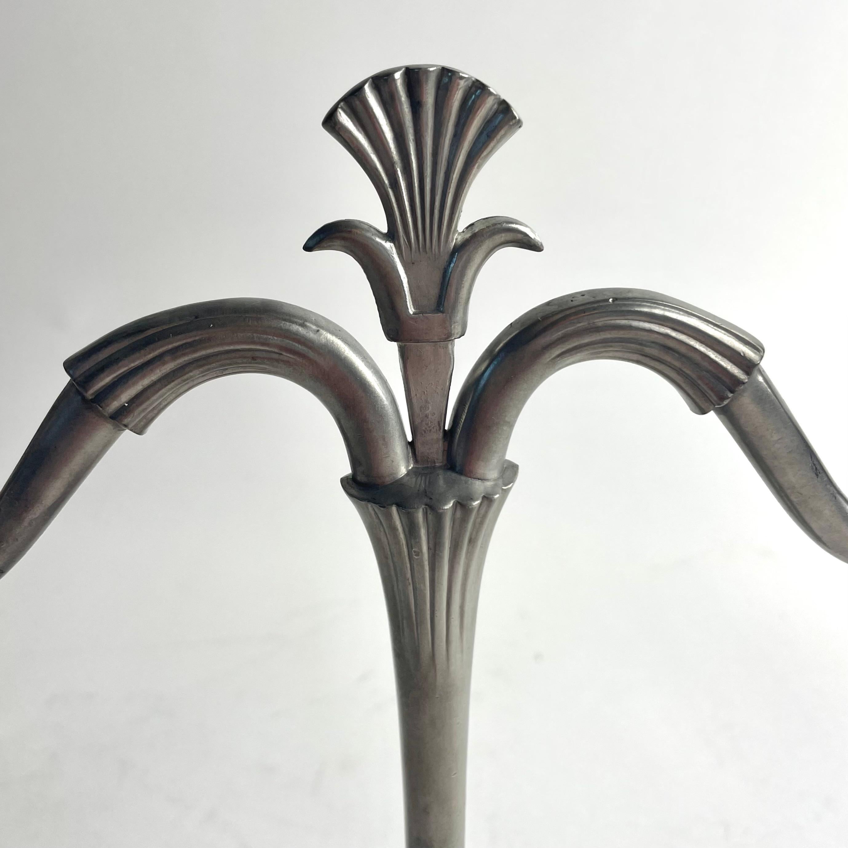 Metà XX secolo Coppia di sofisticati candelabri in peltro, Swedish Grace, 1931 in vendita