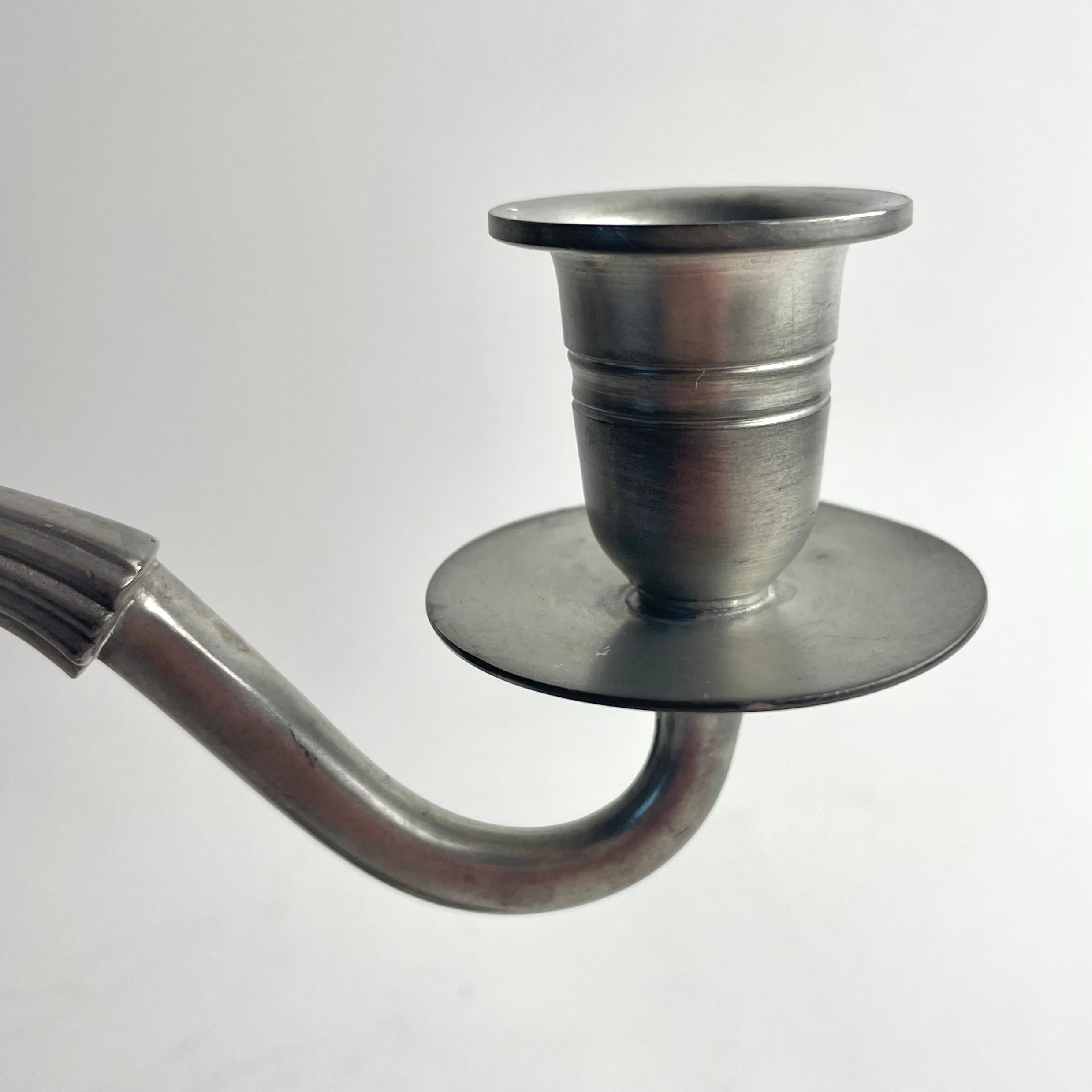 Peltro Coppia di sofisticati candelabri in peltro, Swedish Grace, 1931 in vendita