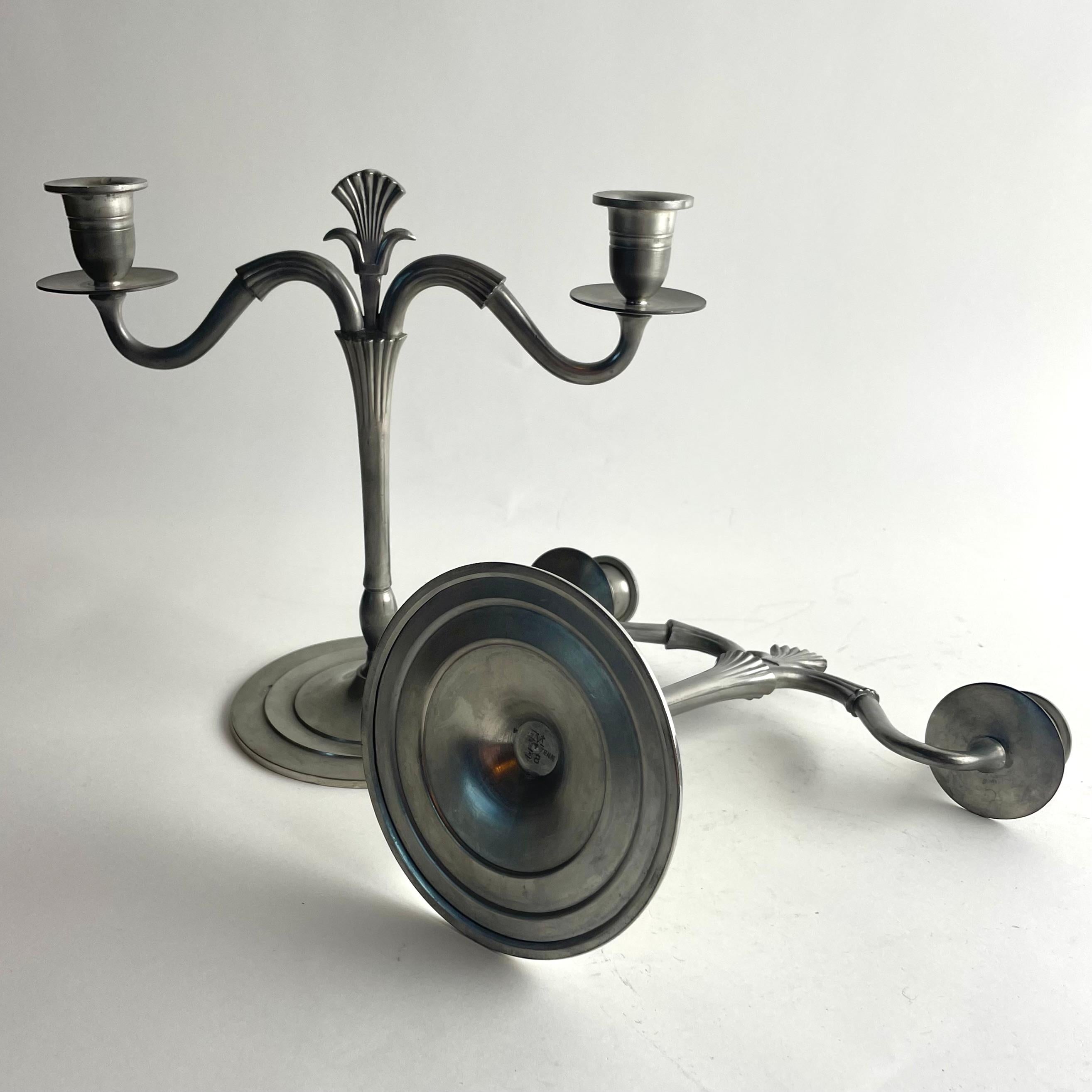 Coppia di sofisticati candelabri in peltro, Swedish Grace, 1931 in vendita 1