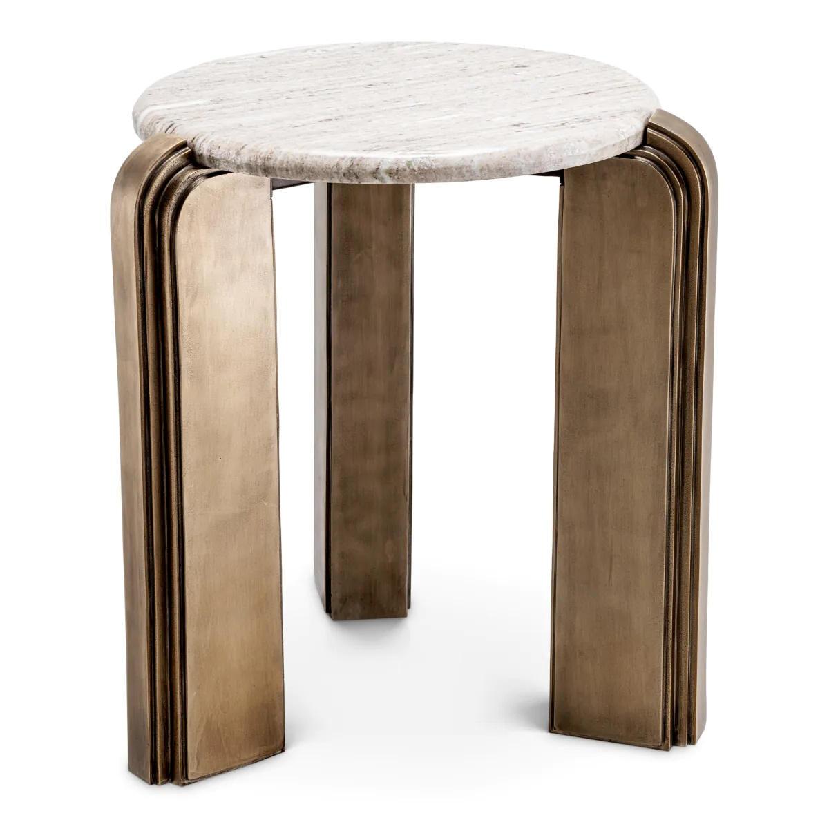 Questo sofisticato tavolo presenta un piano rotondo in marmo e una base in ottone patinato. La combinazione di beige e ottone è un mix raffinato di eleganza moderna e design senza tempo. È perfetto da posizionare accanto a un divano con un vaso di