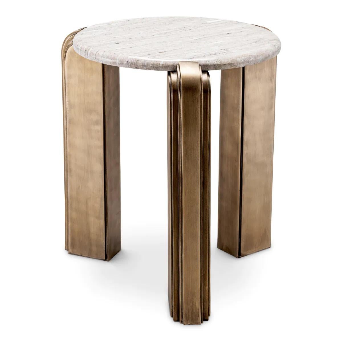 Francese Coppia di sofisticati tavolini, finitura in ottone antico, piano in marmo beige. in vendita