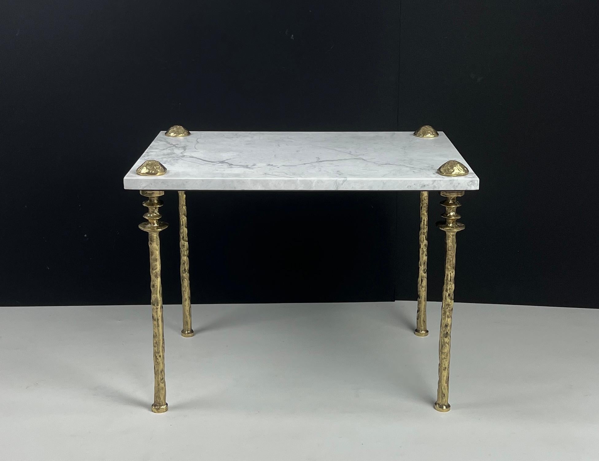 Una squisita fusione di arte e minimalismo, i tavolini Sorgue offrono una raffinatezza senza tempo. Ogni tavolo è dotato di una base in bronzo dorato fusa a mano con gambe scultoree che mostrano la caratteristica finitura martellata di Bourgeois
