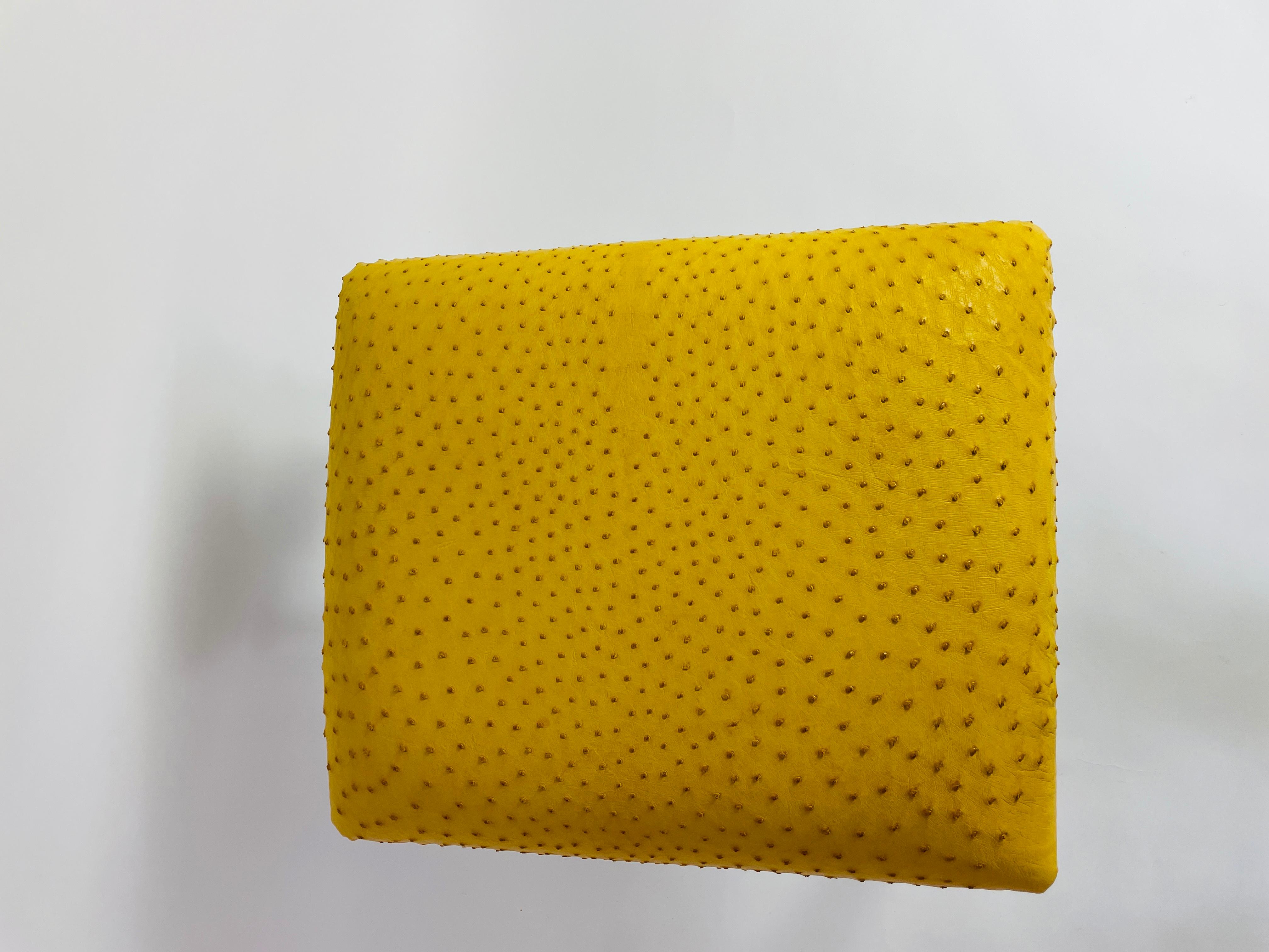 Paar Sorgue-Hocker, von Bourgeois Boheme Atelier, Straußenleder, Citron im Angebot 2