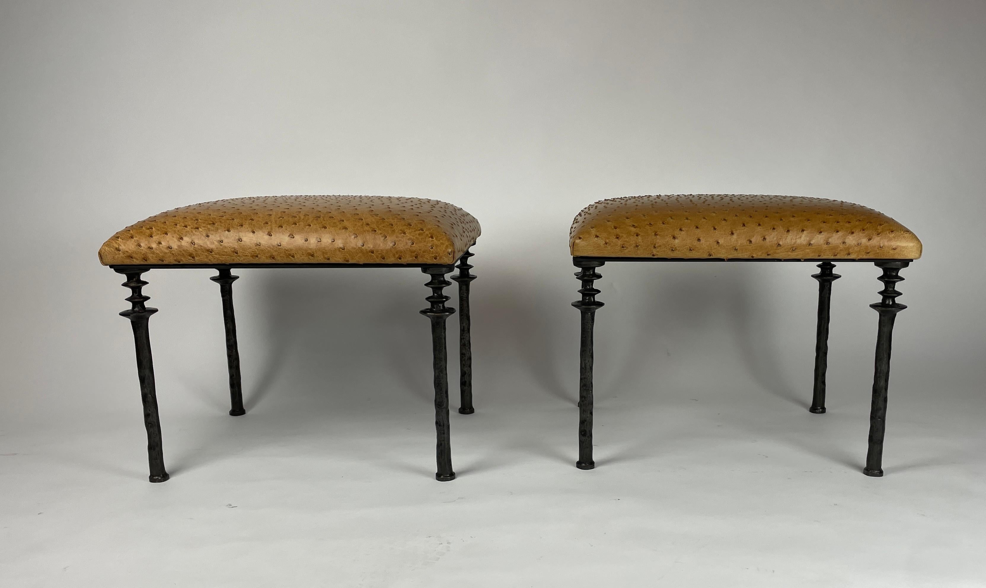 Deux magnifiques tabourets inspirés par Diego Giacometti, ces tabourets sont idéaux pour ceux qui recherchent des sièges uniques. Leurs pieds en bronze moulé apportent une touche vraiment organique. Le coussin d'assise a été recouvert d'un cuir