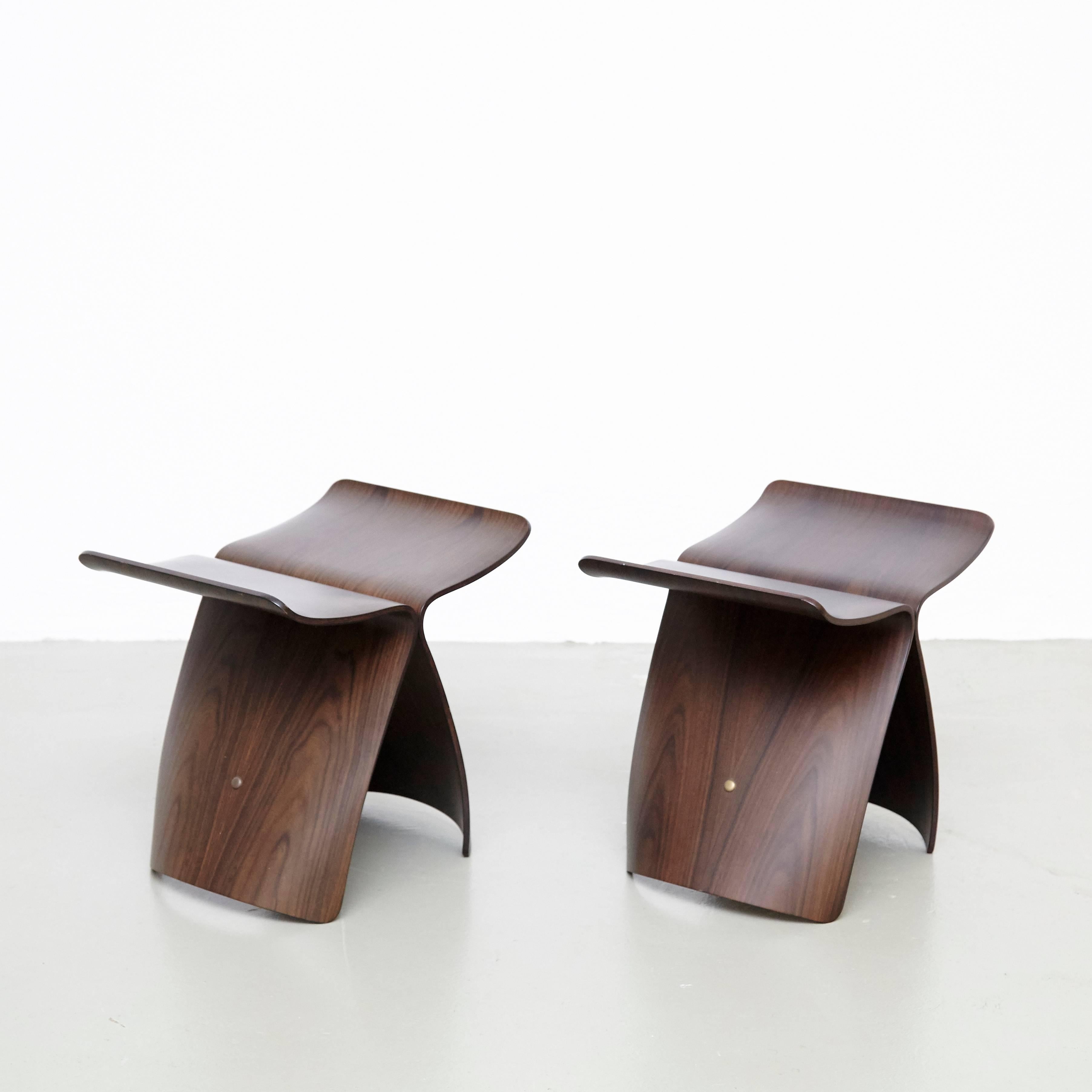 Pair of butterfly stools designed by Sori Yanagi.
Manufactured by Tendo Mokko (Japan) in 1954.

In good original condition with minor wear consistent with age and use, preserving a beautiful patina.

Sori Yanagi, born in 1915 in Tokyo, attended
