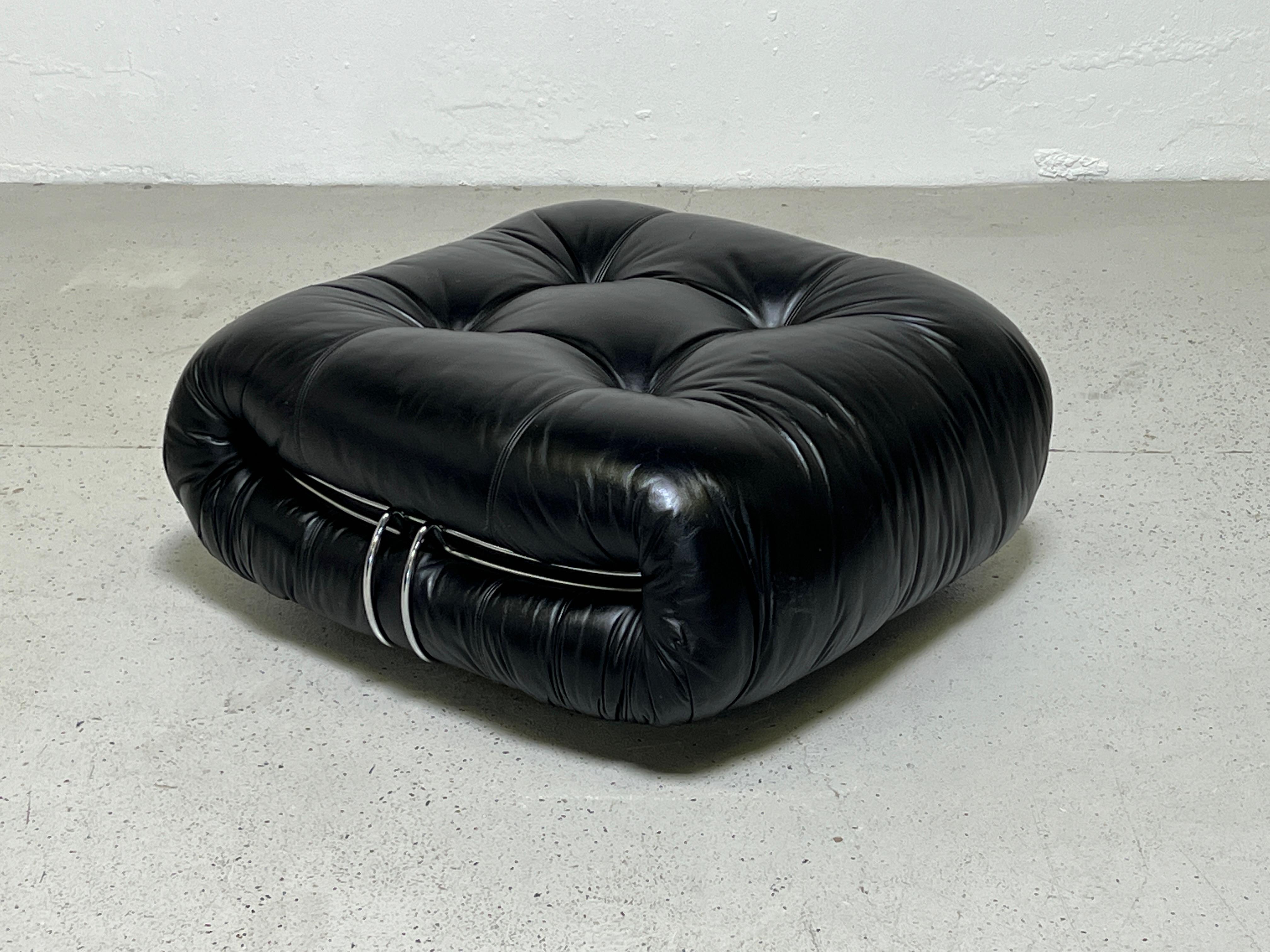 A pair of Soriana lounge chairs and ottoman in original black leather. Designed by Afra & Tobia Scarpa for Cassina.