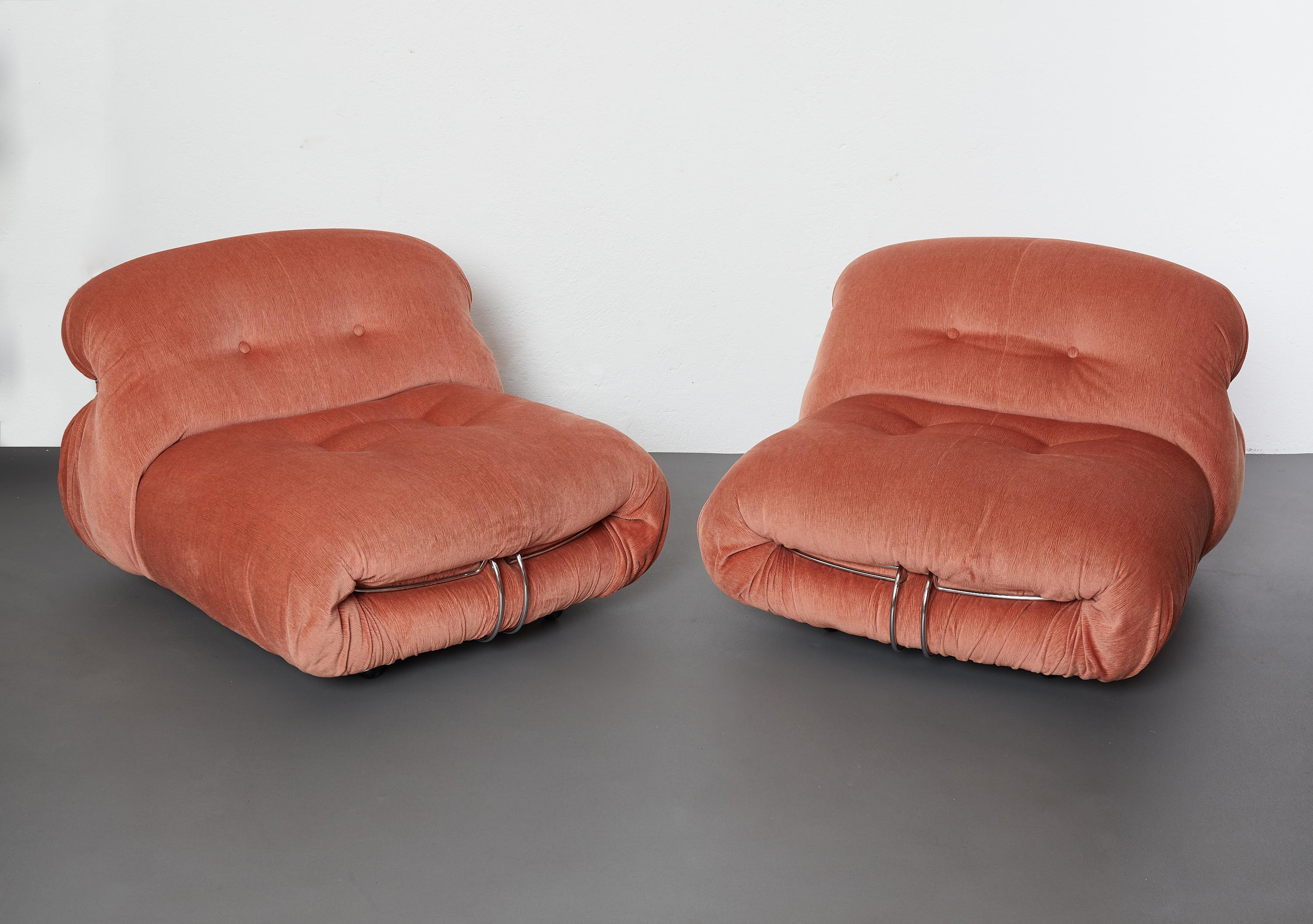 Pair of iconic Soriana lounge chairs by Afra and Tobia Scarpa for Cassina 1970.

The lounge chairs are upholstered in the original coral pink velvet fabric which is in very good condition. 

This textured velvet fabric with dynamic undulating