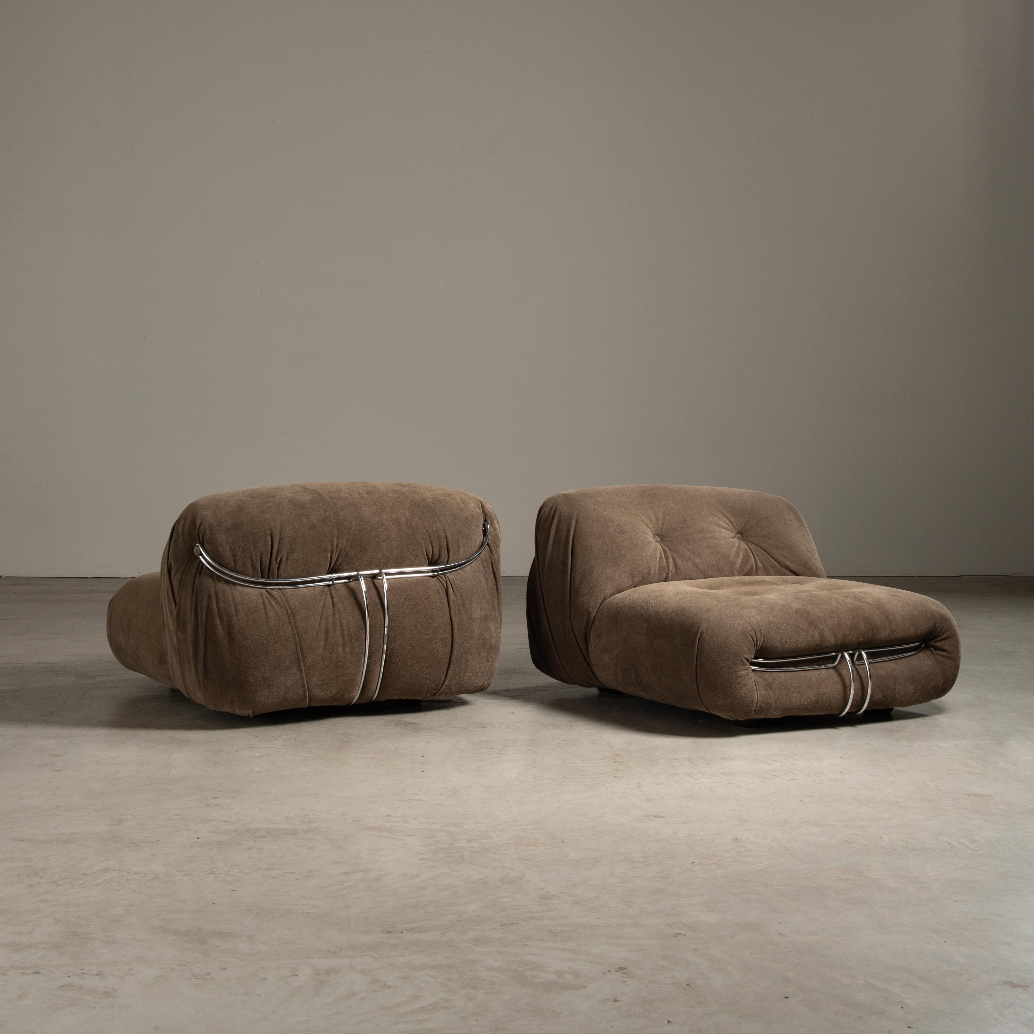 Cette chaise longue Soriana se caractérise par sa forme imposante et bulbeuse, enveloppant l'utilisateur dans une étreinte volumineuse et rembourrée. L'utilisation d'un tissu doux, semblable à du daim, dans un ton riche et brun terreux, suggère une
