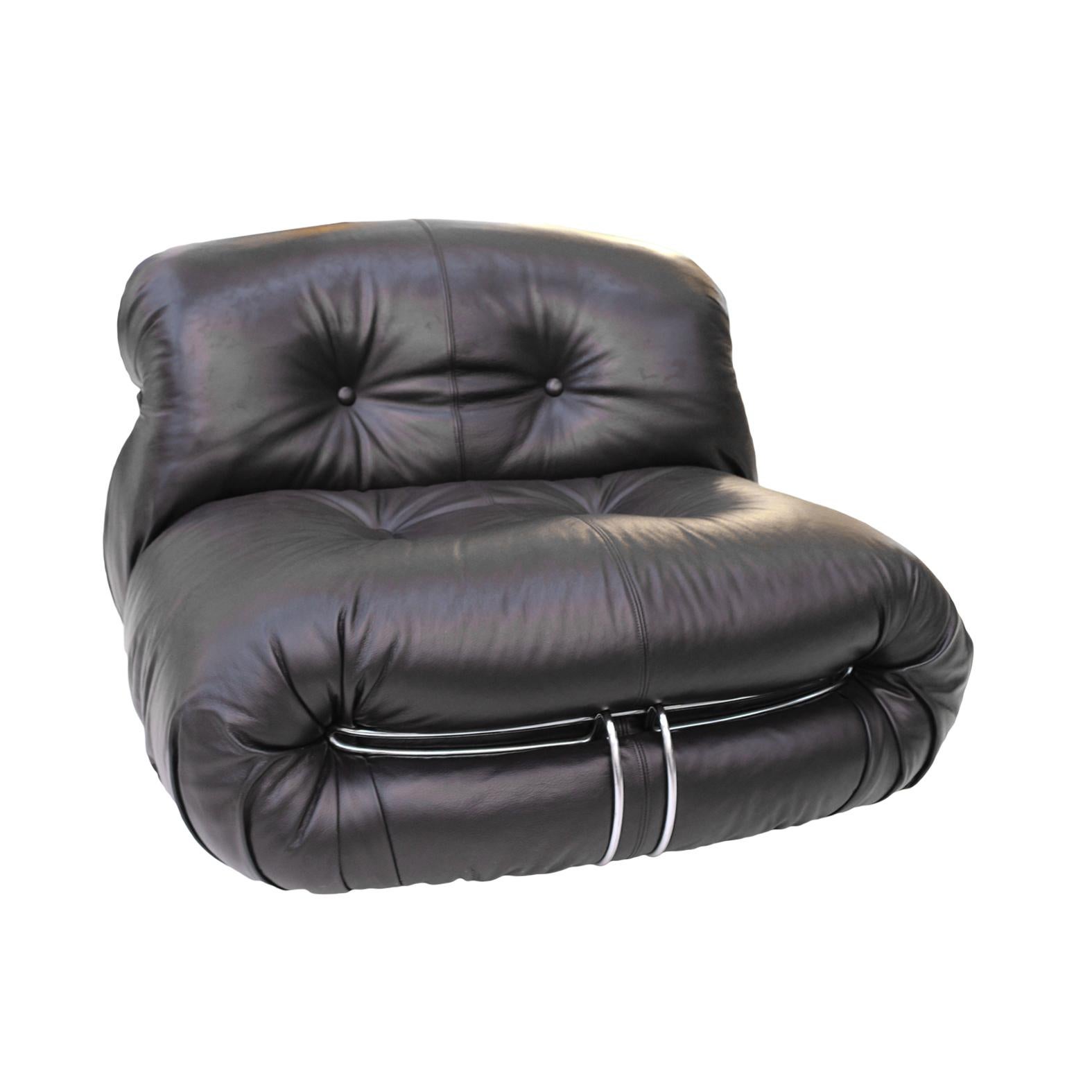 Européen Paire de chaises longues Soriana en cuir noir, The Moderns, par Tobia Scarpa en vente
