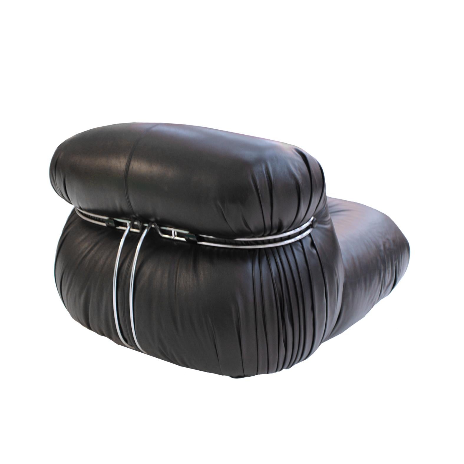 Steel Midcentury Modern Pair of Black Leather Soriana Lounge Chairs by Tobia Scarpa For Sale
