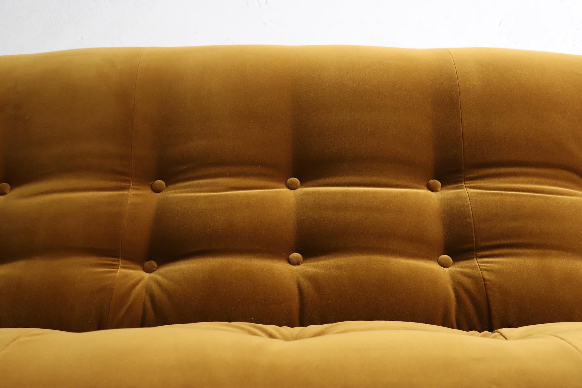 Pair of 'Soriana' sofas by Afra & Tobia Scarpa in Pierre Frey velvet, Italy 1969 In Good Condition In Sittard, LI