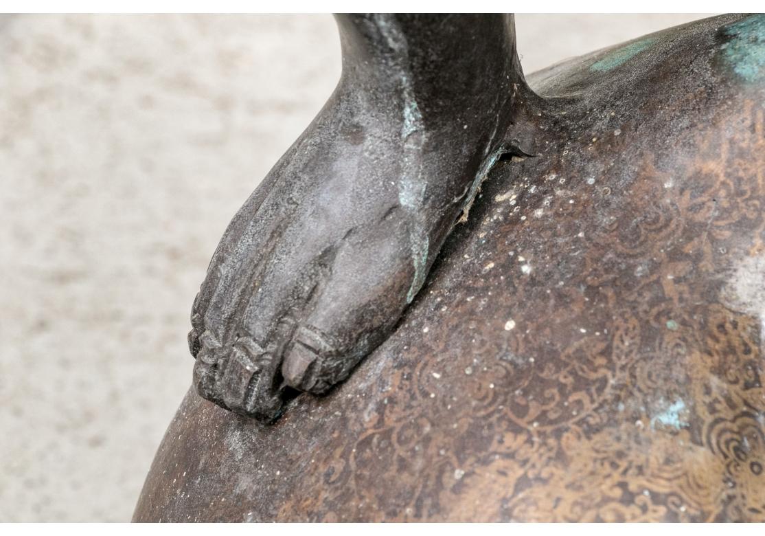 Coppia di figure di scimmie in bronzo fuso dell'Asia meridionale in vendita 3