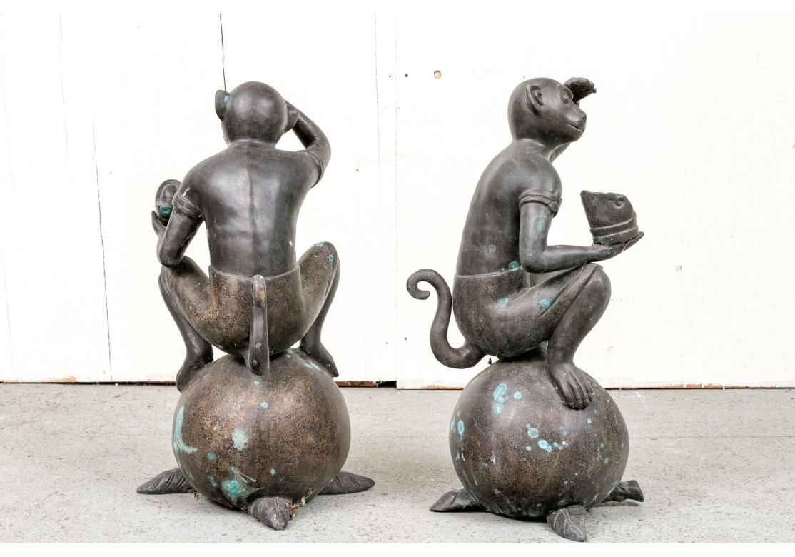 Hollywood Regency Coppia di figure di scimmie in bronzo fuso dell'Asia meridionale in vendita