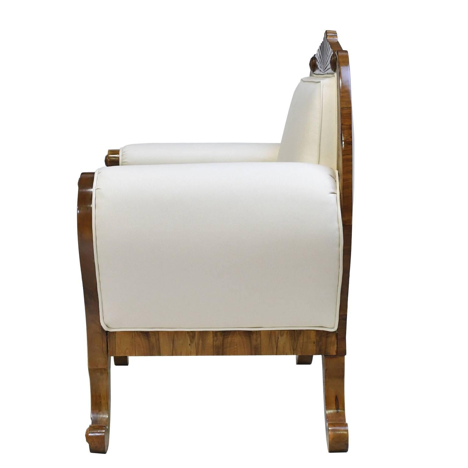 Pair of South German Biedermeier Armchairs or Bergères in Walnut, circa 1830 For Sale 1