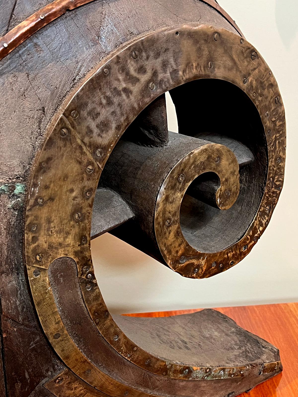 Queste sculture uniche provengono da una Churulan Vallam, un'imbarcazione tradizionale stretta utilizzata nelle famose gare di barche a serpente del Wood Wood, nell'India del Sud, e alimentata da circa 45 persone; la prua è scolpita come un