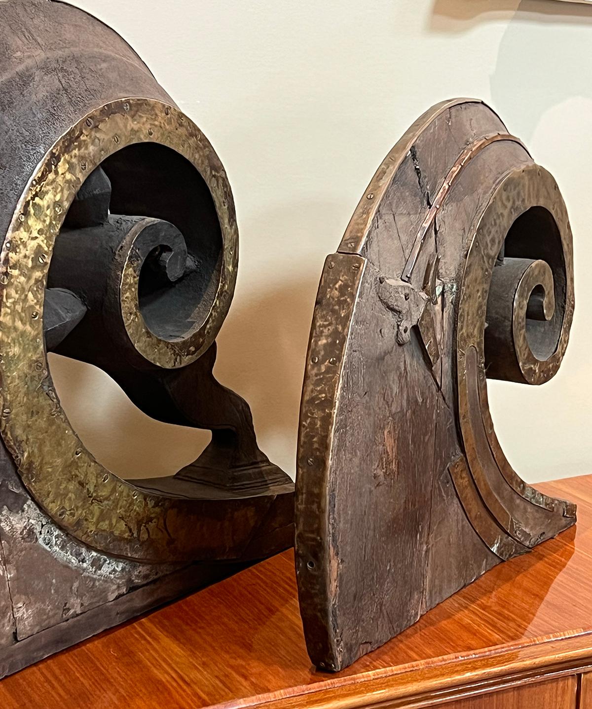 Inizio XX secolo Coppia di prue di barca a serpente dell'India meridionale intagliate a mano a prua e a poppa in vendita