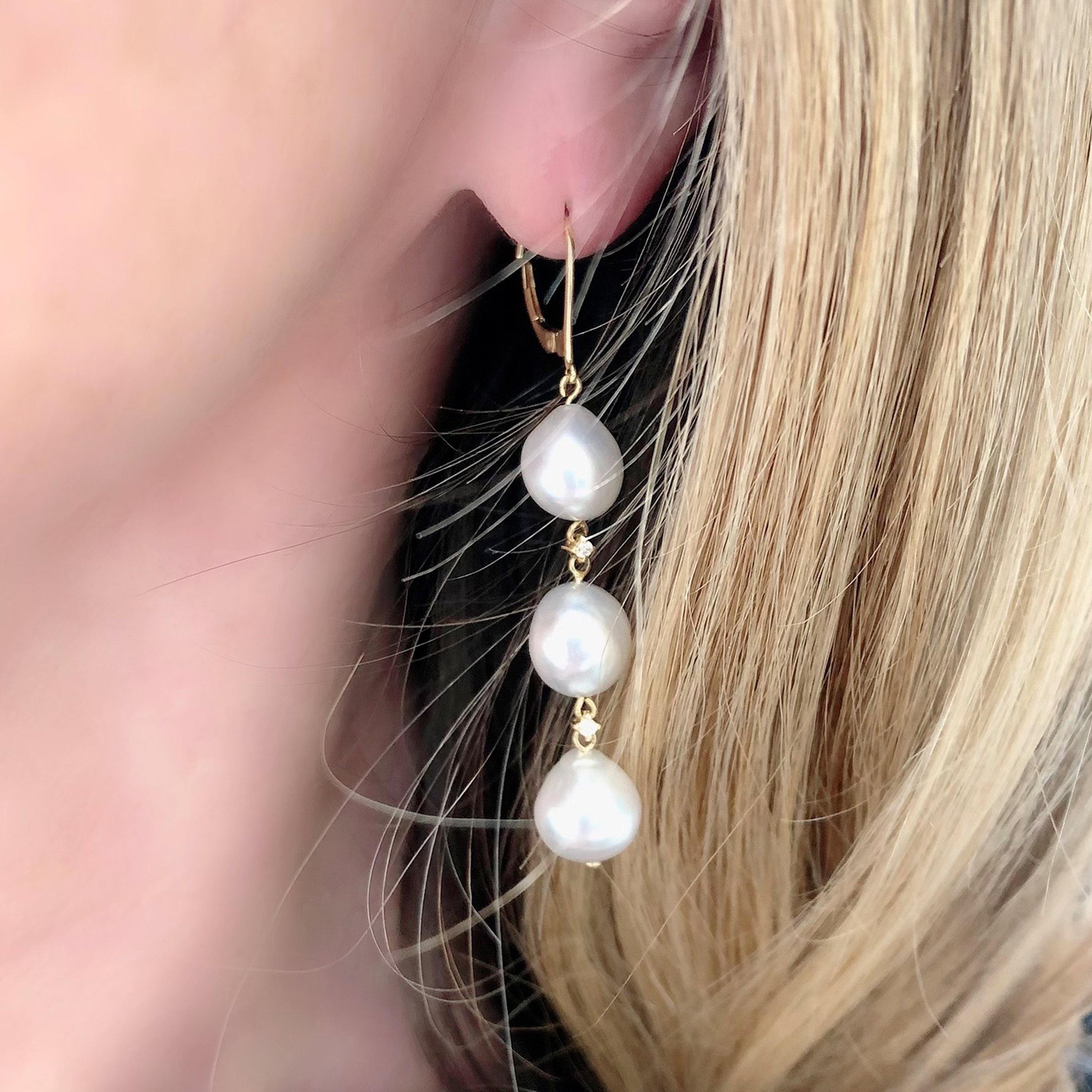 Paire de boucles d'oreilles pendantes en or 18 carats avec perles baroques des mers du Sud et diamants Excellent état - En vente à Miami, FL