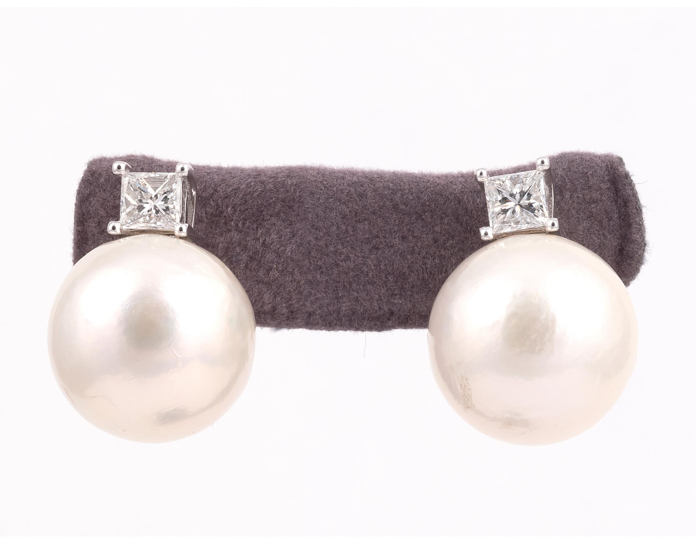 Contemporain Paire de boucles d'oreilles en perles de culture des mers du Sud et diamants en vente