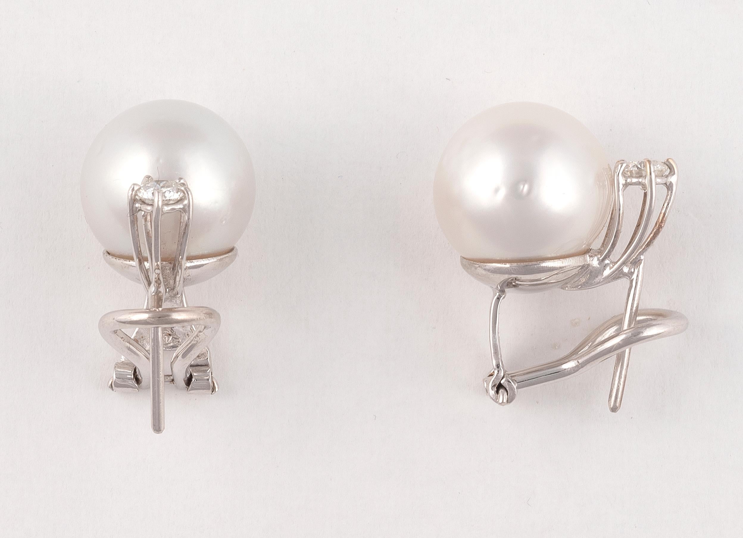 Brilliant Cut Pair of South Sea Cultured Pearl Diamond and 18 Karat White Gold Earrings