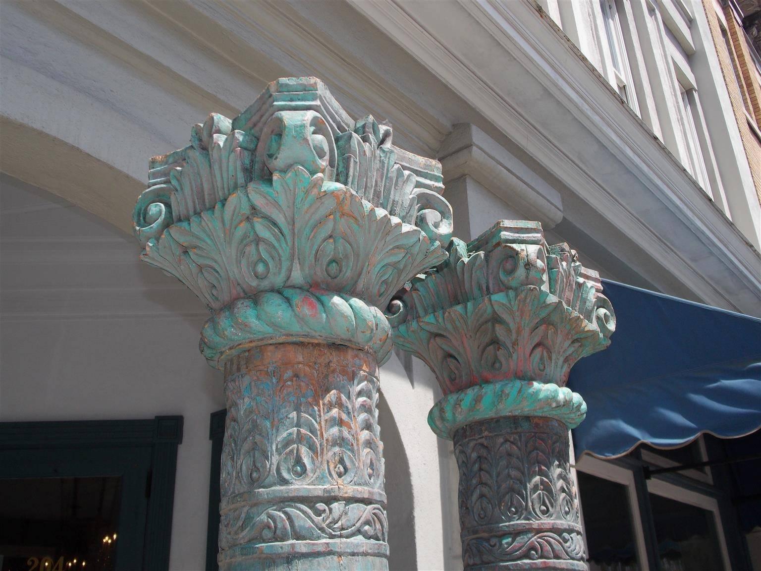 Asiatique occidental Paire de colonnes en chrome polychromé d'Asie du Sud-Ouest avec chapiteaux corinthiens, vers 1820 en vente