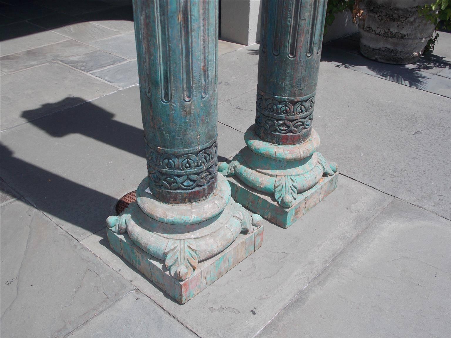 Bois Paire de colonnes en chrome polychromé d'Asie du Sud-Ouest avec chapiteaux corinthiens, vers 1820 en vente