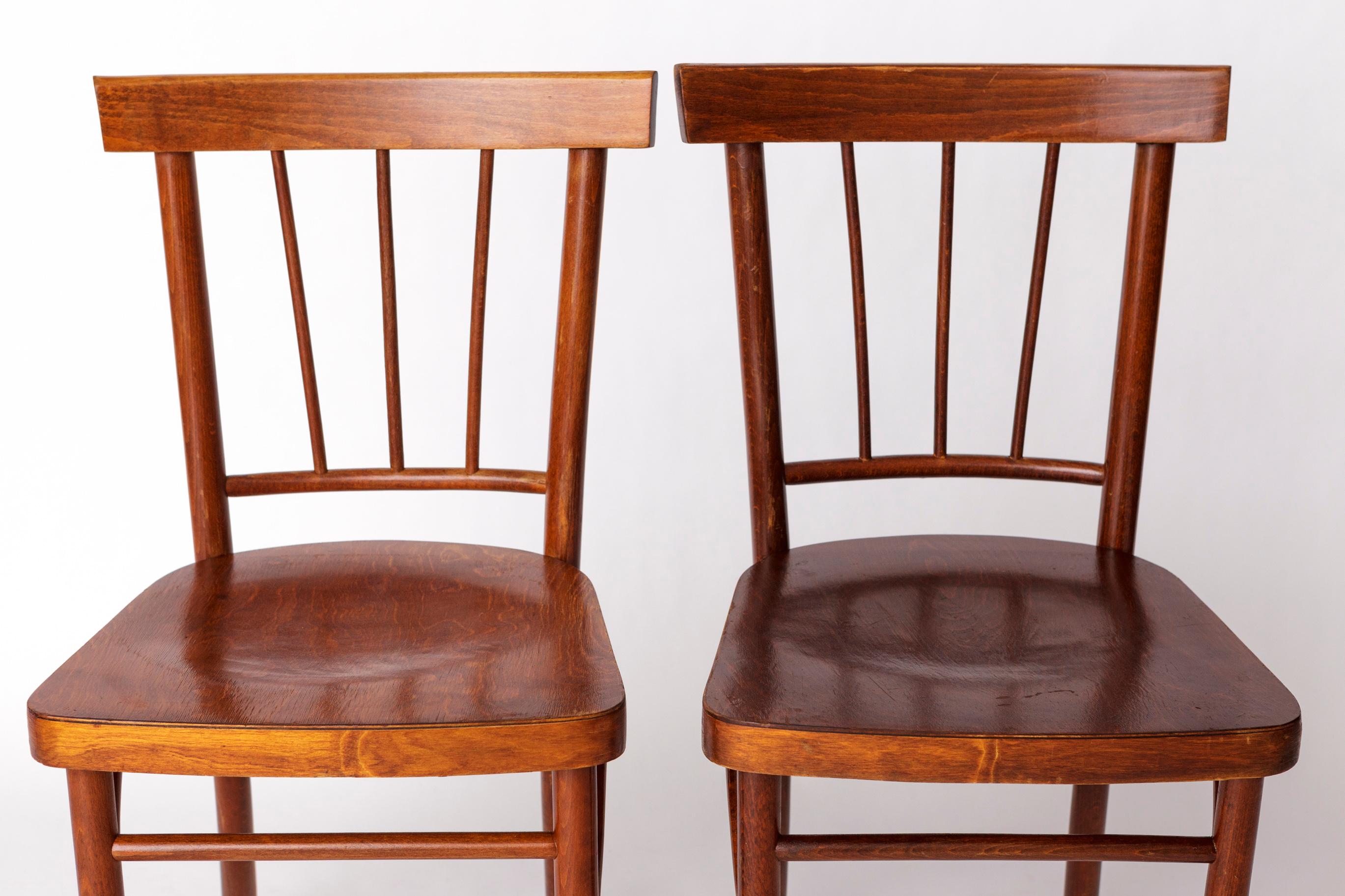 Coppia di sedie da pranzo in Beeche provenienti dall'Unione Sovietica - Data 1978
Il prezzo indicato è per la coppia.

Un esclusivo set vintage di due sedie da pranzo in legno massiccio di faggio, prodotto originariamente nell'Unione Sovietica e