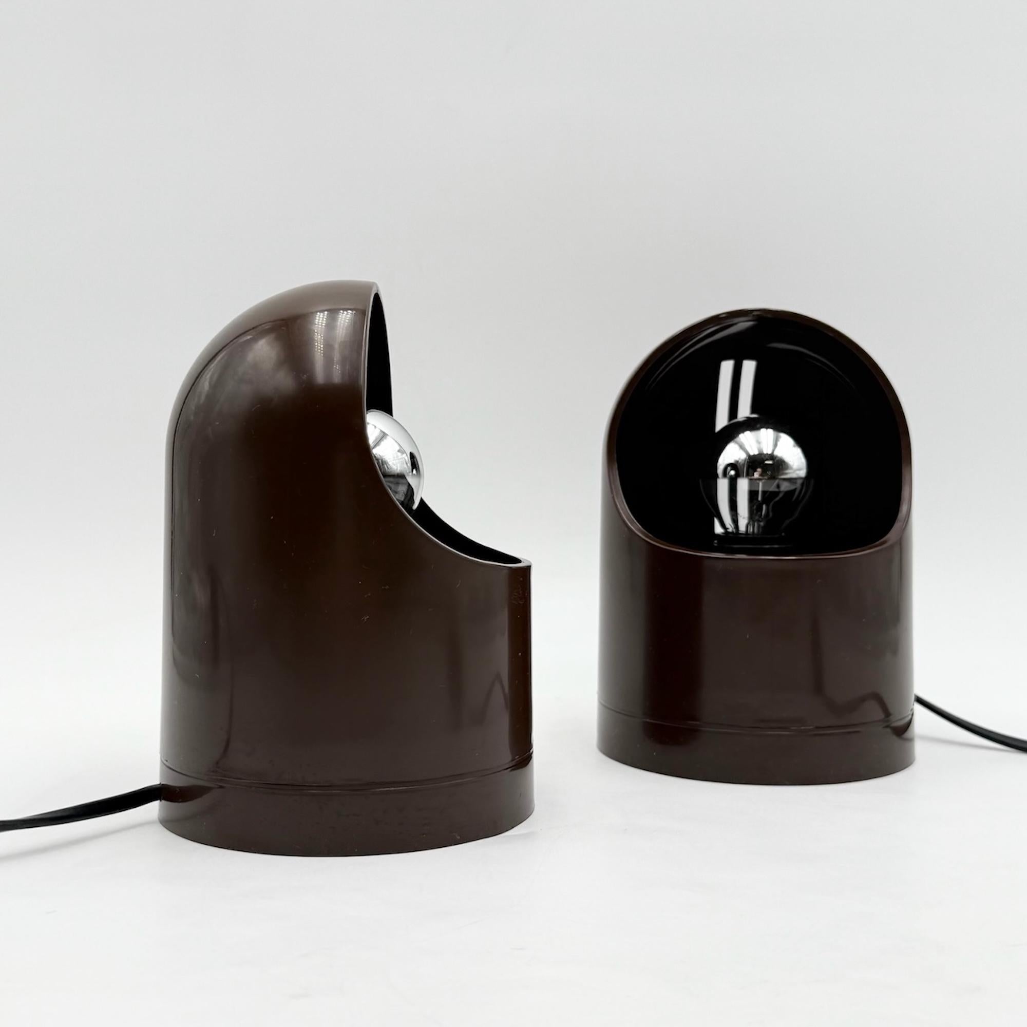 Autentiche lampade dell'era spaziale degli anni '70, modello Aurora, prodotte in Italia da Siberin Caronno.

Queste lampade scultoree catturano l'estetica audace e futuristica dell'epoca, con i loro caratteristici gusci di plastica marrone
