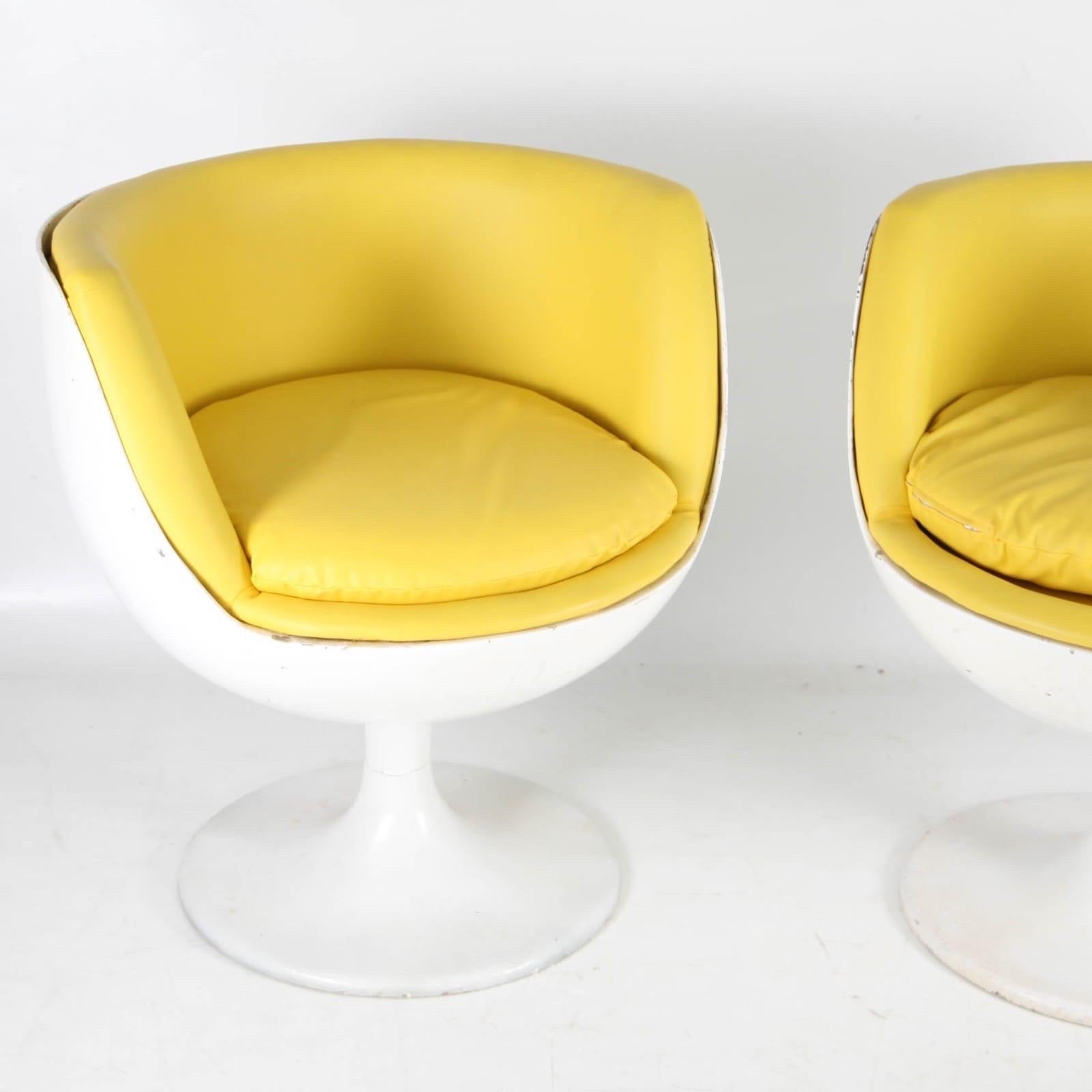 Magnifique paire de fauteuils de l'ère spatiale en métal et en similicuir.
Design/One typique des années 70, modèle rare et confortable. 