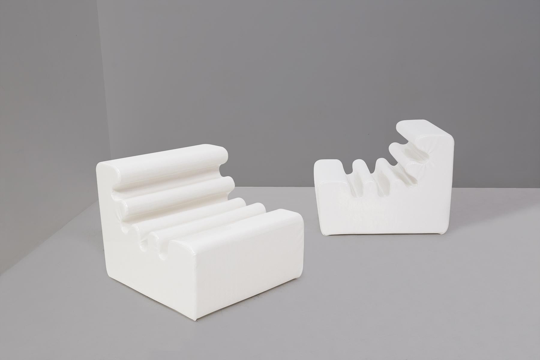 The pair of white armchairs model Karelia, designed by Liisi Beckmann for Zanotta in 1966, represent an absolute icon of 1960s pop culture. With their innovative double-density polyurethane foam structure and removable white vinyl upholstery, these