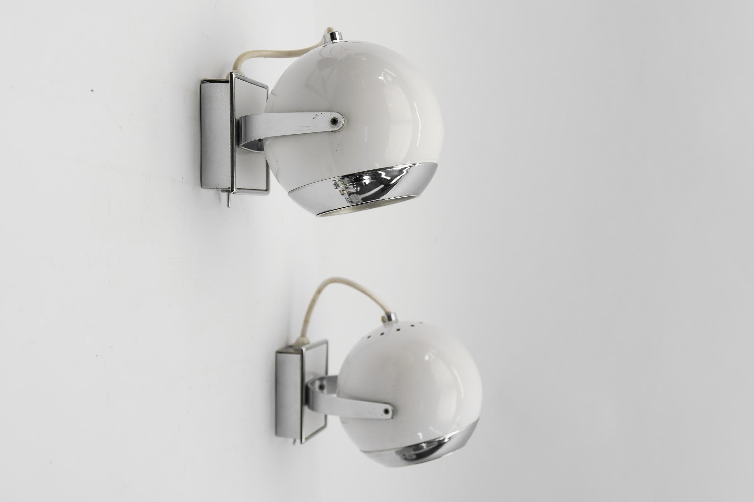 Pair of Space Age Ball Wall Lamps in White and Chrome, 1970s For Sale 2