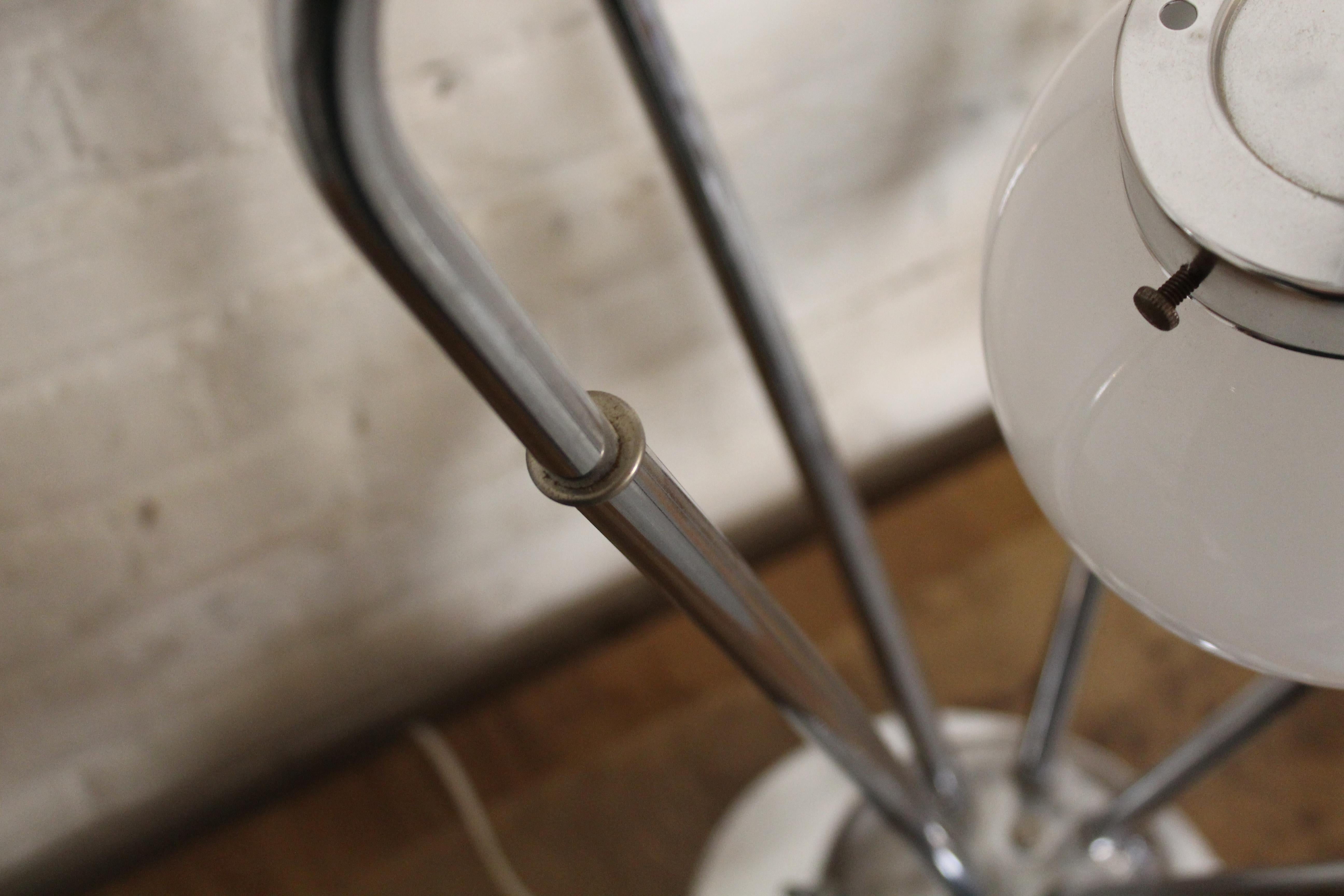 Paire de lampes de bureau chromées de l'ère spatiale en vente 4