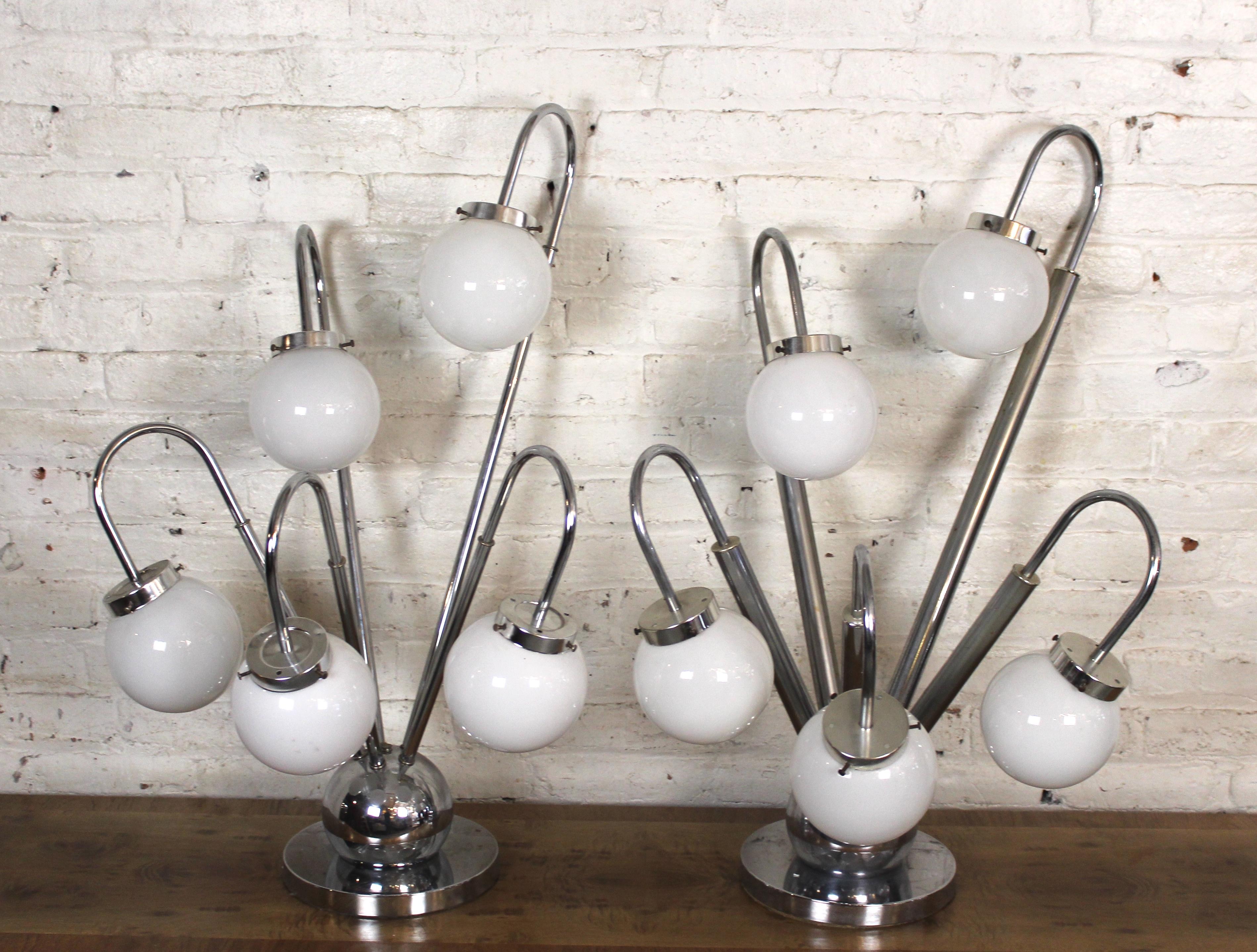 Paire de lampes de table du milieu du siècle en chrome poli avec des globes en verre blanc. Cinq bras chacun qui se recourbent en cascade. 
Veuillez confirmer le lieu NY ou NJ